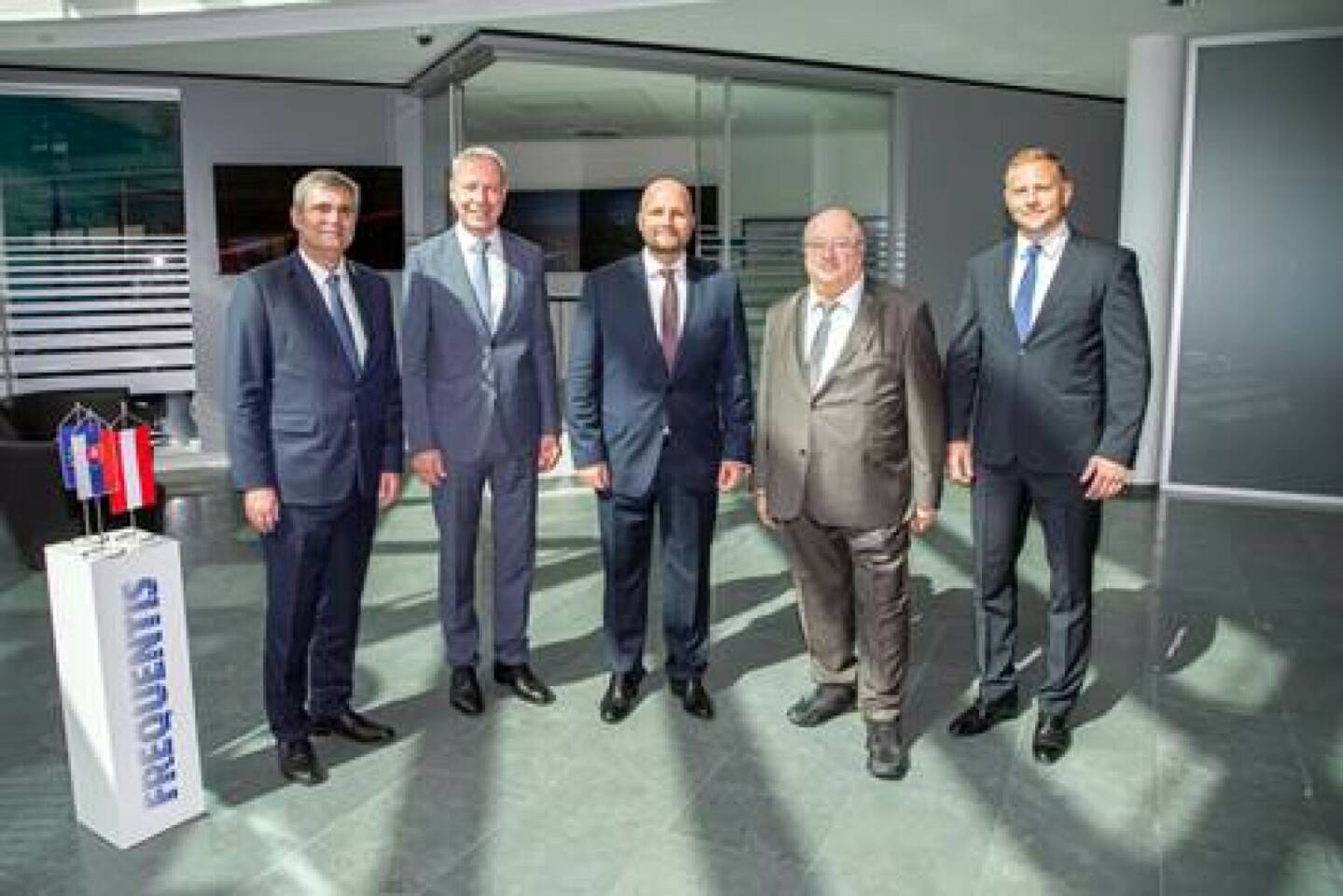 Slowakischer Verteidigungsminister zu Besuch bei Frequentis: im Bild: Peter Mišík, Ambassador of the Slovak Republic to Austria, Christoph Götze, Frequentis, Head of Regional Sales Unit Europe Central, Jaroslav Naď, Minister of Defence of the Slovak Republic, Hannes Bardach, Chairman of the Supervisory Board & majority shareholder of Frequentis, Michal Bodo, Managing Director Frequentis Solutions & Services (Slovakia), Copyright: Frequentis AG/APA-Fotoservice/Juhasz