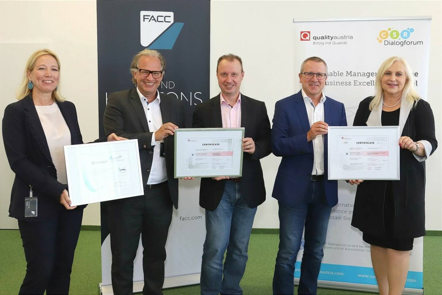FACC erhält Auszeichnungen für Nachhaltigkeit: Im Bild v.l.n.r.: Sabine Nadherny-Borutin, Vize-Präsidentin des CSR Dialogforums und Generalsekretärin von Plastics Europe Austria, Axel Dick, Business Development Umwelt und Energie sowie CSR bei Quality Austria, Ales Starek, CFO FACC AG, Robert Machtlinger, CEO FACC AG und Angelika Winzig, österreichische Delegationsleiterin im EU Parlament und Schirmherrin der FACC eccos22®-Verleihung. © FACC AG_Andreas Maringer