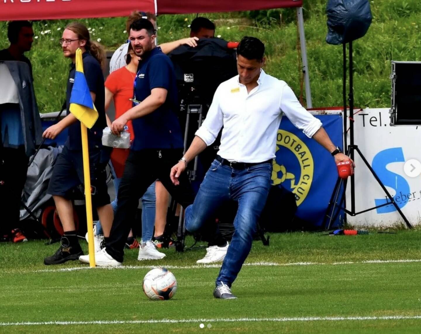 Helge Payer - Flanke
Hab immer schon gesagt das ich ein spielerischer Kommentator bin 😂😂💯!
Wenn man seine 2 Lieblingsbeschäftigungen kombinieren kann, dann ist das sehr viel Wert!!!
#dankbar #orfexperte #passion #lovemyjob❤️ 
@firstviennafc1894 @orfsport 
Danke für den großartigen Schnappschuss an @ah_sportfotos #dowhatyoulove 
#dowhatyouloveandyoudoitwell 
Von: https://www.instagram.com/helgepayer/ (Helge Payer. Persönlicher Trainer http://www.helgepayer.me http://www.sportgeschichte.at)
