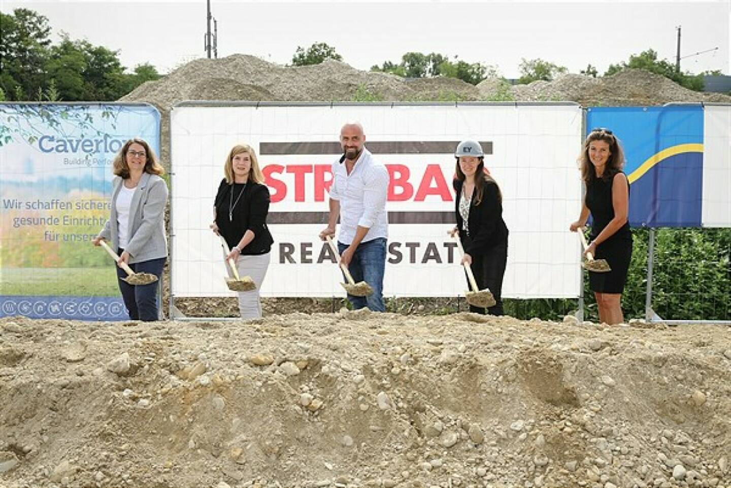 Spatenstich des Bildungscampus Landgutgasse und des Bildungscampus Heidemarie Lex-Nalis erfolgt; EY begleitet in technischen, betrieblichen sowie rechtlichen und wirtschaftlichen Aspekten; im Bild: Andrea Scheucher, Projektleiterin Campus Heidemarie Lex-Nalis MA 34, Margot Amesmann, Projektadministration MA 34, Gerhard Kubik, Projektleitung MA 34, Elisabeth Rauter, Bauingenieurin und EYCarbon-Verantwortliche für den Immobilien- und Bausektor EY Österreich, Eva-Maria Berchtold, Partnerin und Leiterin der Strategie- und Transaktionsberatung (Strategy and Transactions) EY Österreich. Credit: Strabag AG Österreich/Michael Sazel