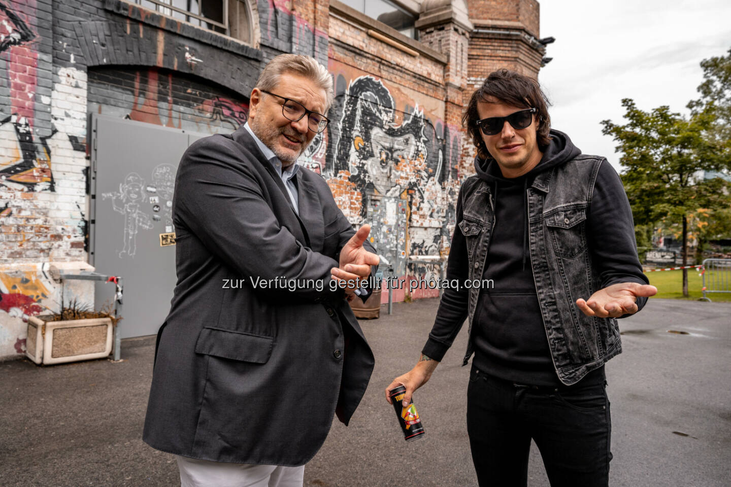 Pogo's Empire: Gesundheitsstadtrat Peter Hacker (SPÖ), Marco Pogo - Pogo will bei seinem Open-Air-Konzert am Samstag in der Arena Wien seine Fans selbst gegen Covid-19 impfen.(Bild: Siegfried Leitner, Pogo's Empire/Siegfried Leitner)