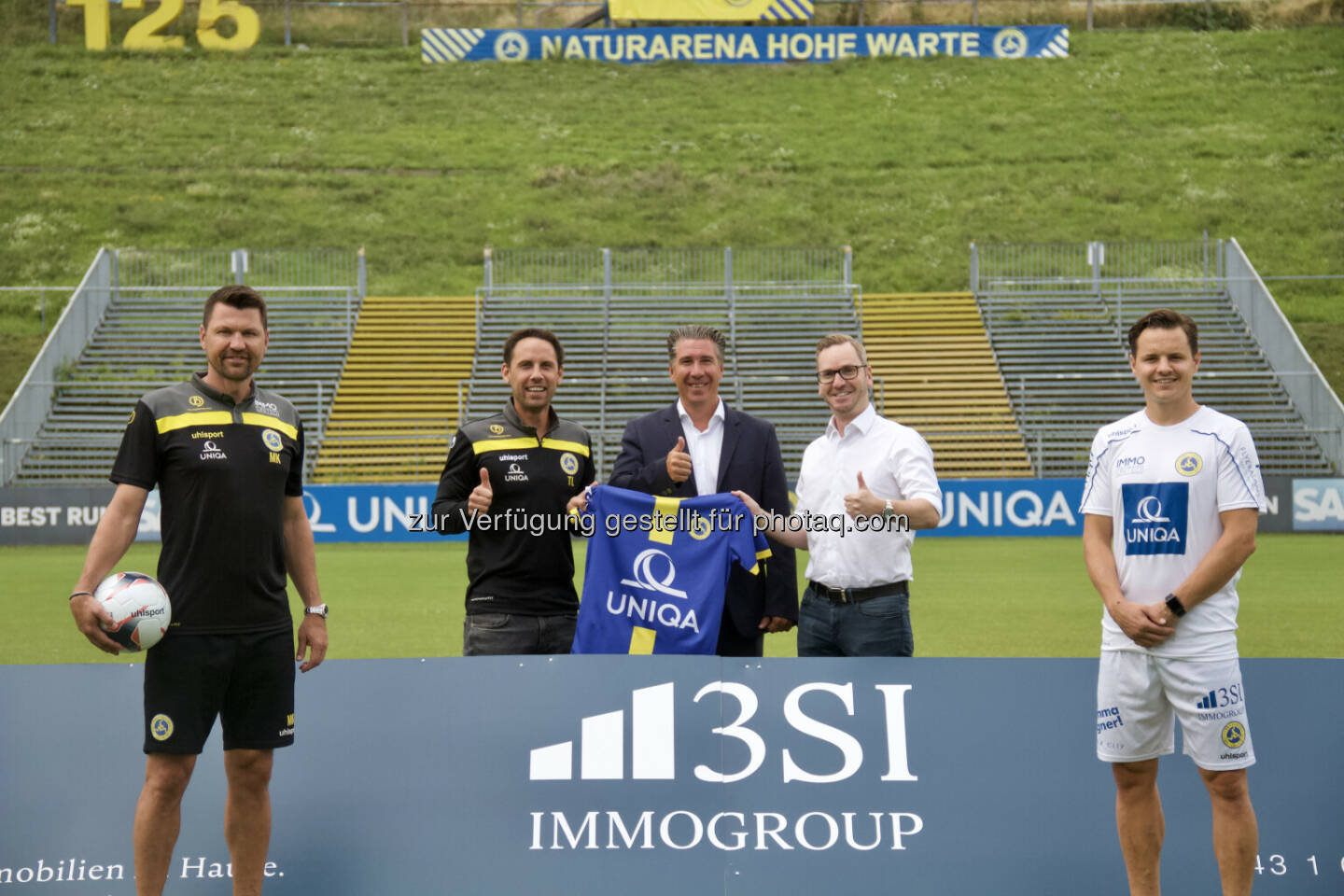 Markus Katzer (Sportlicher Leiter First Vienna FC), Thomas Loy (Geschäftsführer First Vienna FC), Michael Schmidt (Geschäftsführer 3SI Immogroup), Roland Schmid (Geschäftsführer IMMOunited) und Jiri Lenko (Sportlicher Leiter Nachwuchs First Vienna FC) beim Get-together auf der Hohen Warte. (v.l.n.r.) - 3SI Immogroup: 3SI Immogroup mit Saison 2021/22 neuer First Vienna FC-Sponsor (Bild: First Vienna FC)