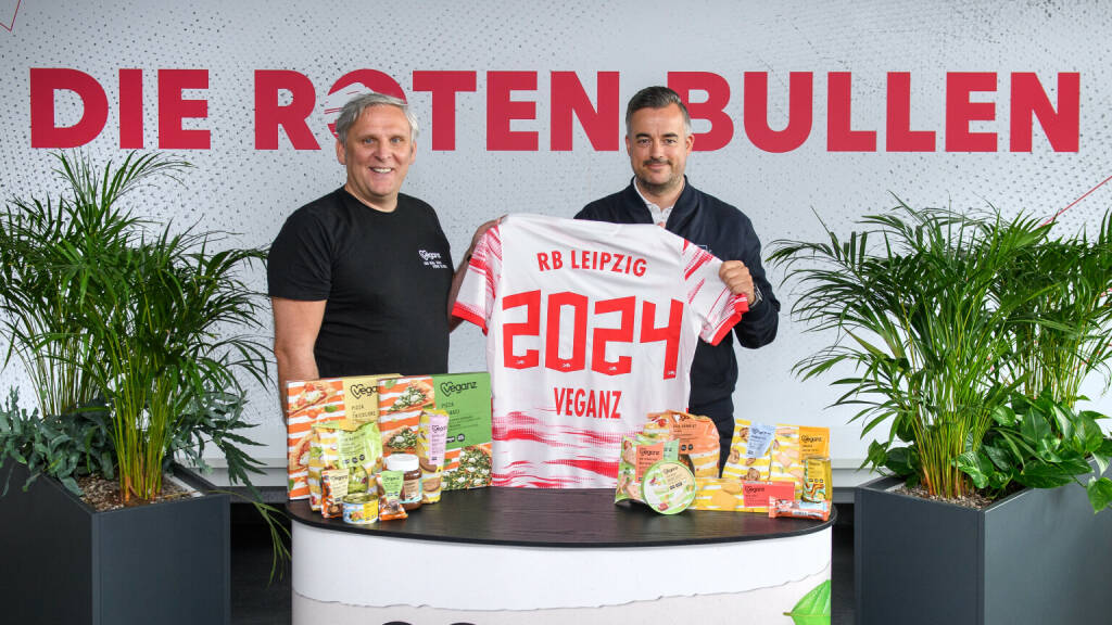 Deutschlands innovativste Food Marke 2021 und der Fußball-Bundesligist RB Leipzig vereinbaren eine enge Kooperation bis Mitte 2024. Damit ist die Veganz Group AG ab sofort Official Partner von RB Leipzig. Bild: CFO Florian Hopp mit Jan Bredack, Veganz; Credit: motivio/Florian Eisele, © Aussendung (19.08.2021) 