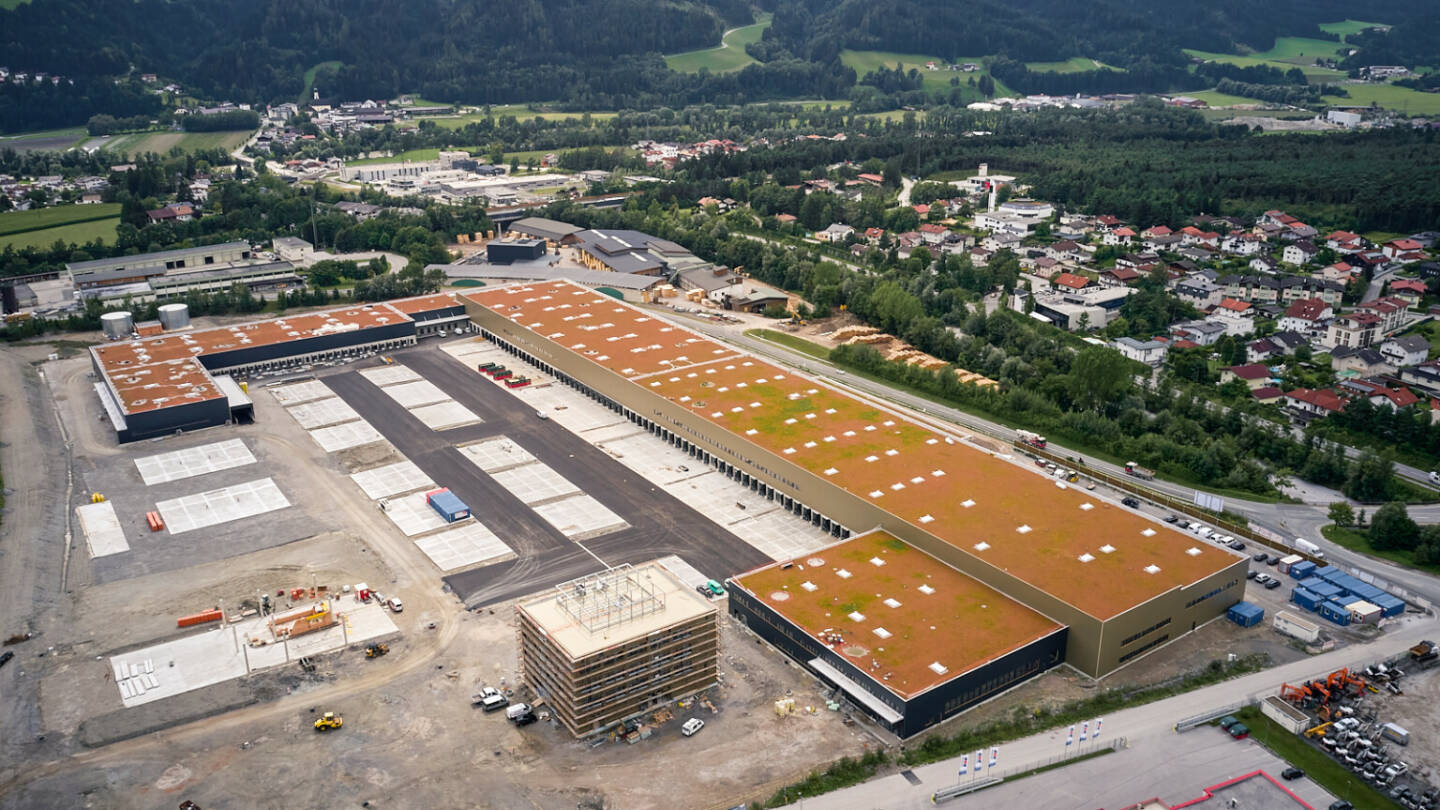Die Bauarbeiten für das neue Logistikzentrum Tirol in Vomp laufen auf Hochtouren. Die Post sucht für den Standort 100 neue Mitarbeiter*innen. (© Österreichische Post AG)