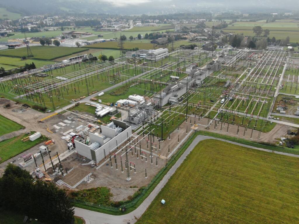 Austrian Power Grid AG: Das Umspannwerk Lienz ist der einzige Strom-Anspeisepunkt für ganz Osttirol aus dem österreichweiten 380/220-kV-Hochpsannungsnetz der APG und deshalb besonders wichtig für die Stromversorgung in der Region. Nach rund 60 Jahren Betriebsdauer sind Teile der Anlage sanierungsbedürftig. Seit Herbst 2016 wird daher schrittweise die 220-kV-Schaltanlage erneuert. im Bild: Umspannwerk Lienz von oben, Credit: APG/Inhöger, © Aussender (25.08.2021) 