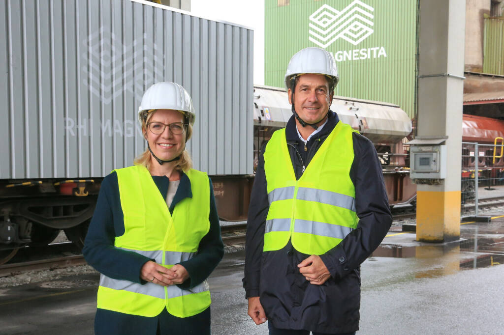 Klimaschutzministerin Leonore Gewessler und RHI Magnesita CEO Stefan Borgas weihen feierlich den neuen Bahn Container-Terminal im Werk Hochfilzen ein. Damit verlagert RHI Magnesita jährlich 9.000 Container pro Jahr nachhaltig auf die Schiene. Credit: RHI Magnesita/APA-Fotoservice/Hautzinger, © Aussender (30.08.2021) 