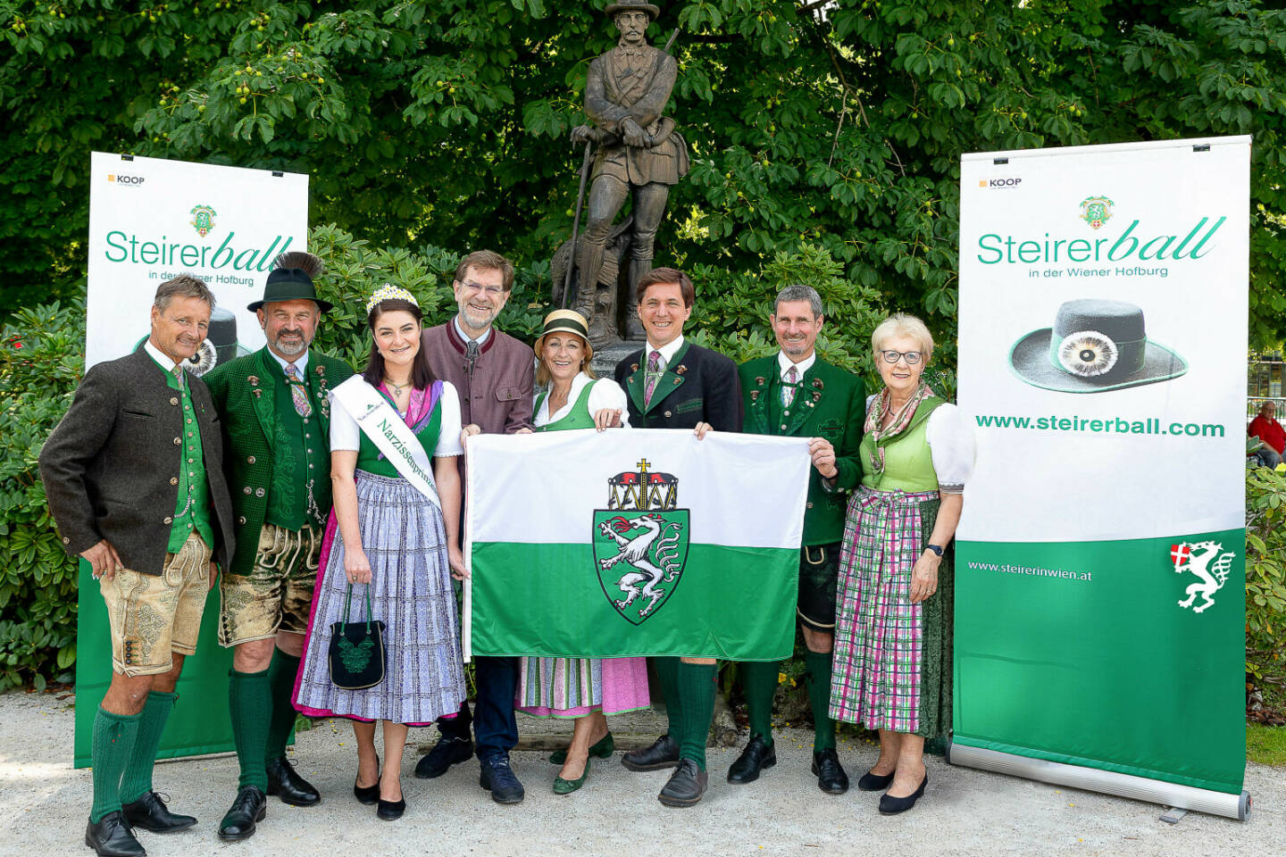 Verein der Steiermärker in Wien: Steirerball 2022: Der erste große Hofburg-Ball nach der Corona-Pause, Kurt Sölkner, Franz Frosch (Bürgermeister Bad Aussee), Simone Wiesauer (Narzissenprinzessin), Andreas Zakostelsky (Obmann des Vereins der Steirer in Wien), Pamela Binder (Geschäftsführerin des Tourismusverbandes Ausseerland-Salzkammergut), Franz Steinegger (Bürgermeister Grundlsee), Gerald Loitzl (Bürgermeister Altaussee) und Marianne Goertz (v.l.n.r.) Fotocredit:Verein der Steirer in Wien/Richard Tanzer