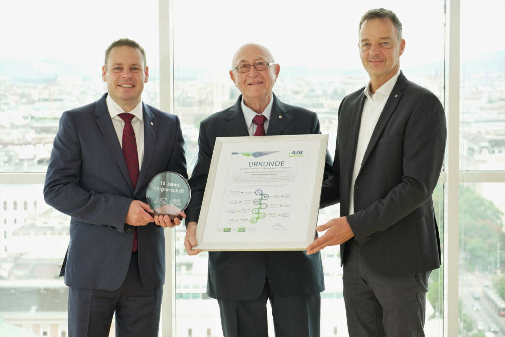 Vienna Insurance Group: Vienna Insurance Group feiert 10 Jahre Partnerschaft mit AfB; Urkundenübergabe zur 10jährigen Partnerschaft von AfB und Vienna Insurance Group im Wiener Ringturm. Auf dem Foto: Gernot Hochfellner, Head of Partner Management und Vertrieb AfB (rechts), Günter Geyer, Aufsichtsratsvorsitzender der Vienna Insurance Group (Mitte) und Gerhard Lahner, Vorstandsmitglied der Vienna Insurance Group und Mitglied im Expertenbeirat der AfB (links). Credit: VIG, © Aussender (31.08.2021) 