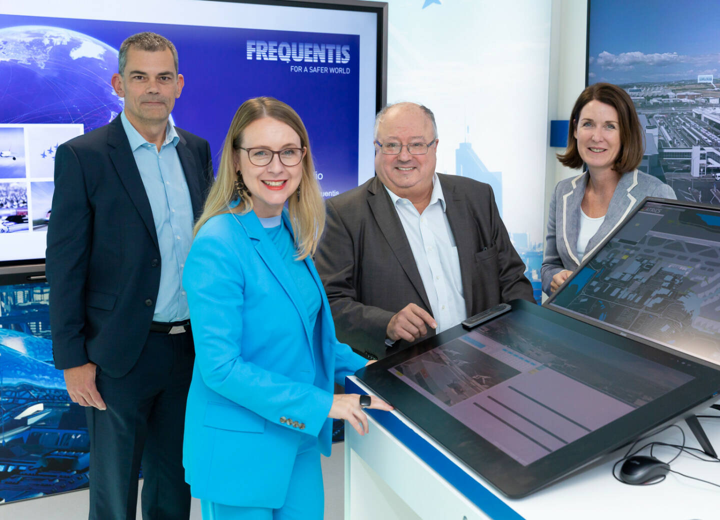 Ministerin Schramböck zu Besuch bei Frequentis: v.l.n.r.: Peter Skerlan (Finanzvorstand Frequentis AG), Margarete Schramböck (Bundesministerin für Digitalisierung und Wirtschaftsstandort), Hannes Bardach (Vorsitzender des Aufsichtsrates) Credit: APA/Frequentis
FREQUENTIS AG), Dr. Henrietta Egerth (GF FFG)