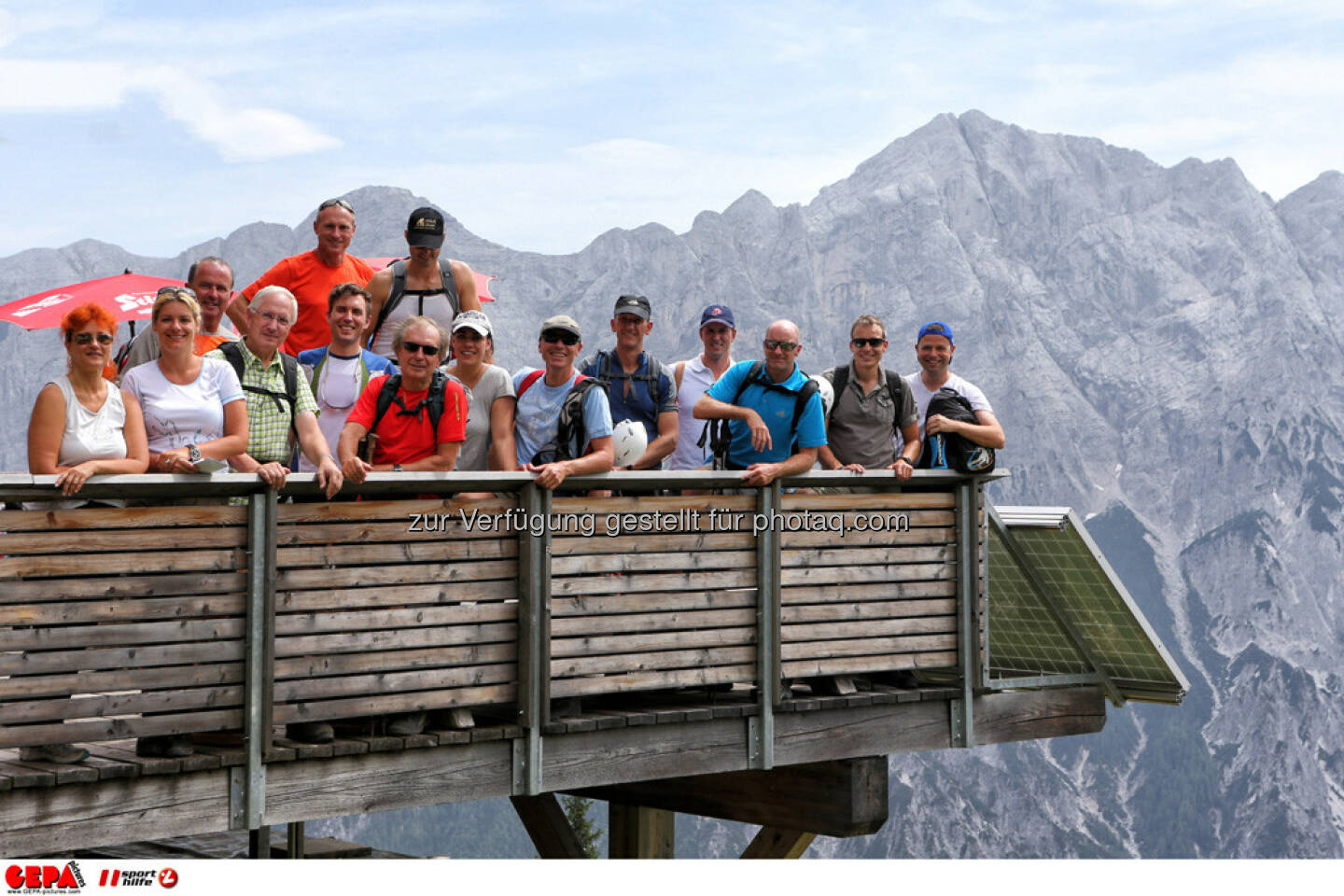 Jennifer Grogl (JUFA), Franz Meingast (Uniqua), Rita Davidson (Sporthilfe), Generaldirektor Klaus Oberhammer (Citroen), Geschaeftsfuehrer Anton Schutti (Sporthilfe), Sebastian Haboeck (Citroen), Christian Lugar (Lugar Installateur), Generaldirektor-Stellvertreter Friedrich Stickler (Lotterien), Gerda Rosenberger (Sporthilfe), Harald Glocknitzer (Steuerberatung), Andreas Maier (Bawag PSK), Juergen Gruber, Roland Koenigshofer (Adidas), Marc Gosewinkel (BP) und Philipp Bodzenta (Coca Cola).
Foto: GEPA pictures/ Markus Oberlaender