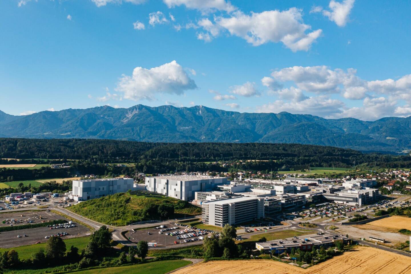 Der Infineon-Standort Villach, Österreich, mit der neuen High-Tech-Chipfabrik; Credit: Infineon