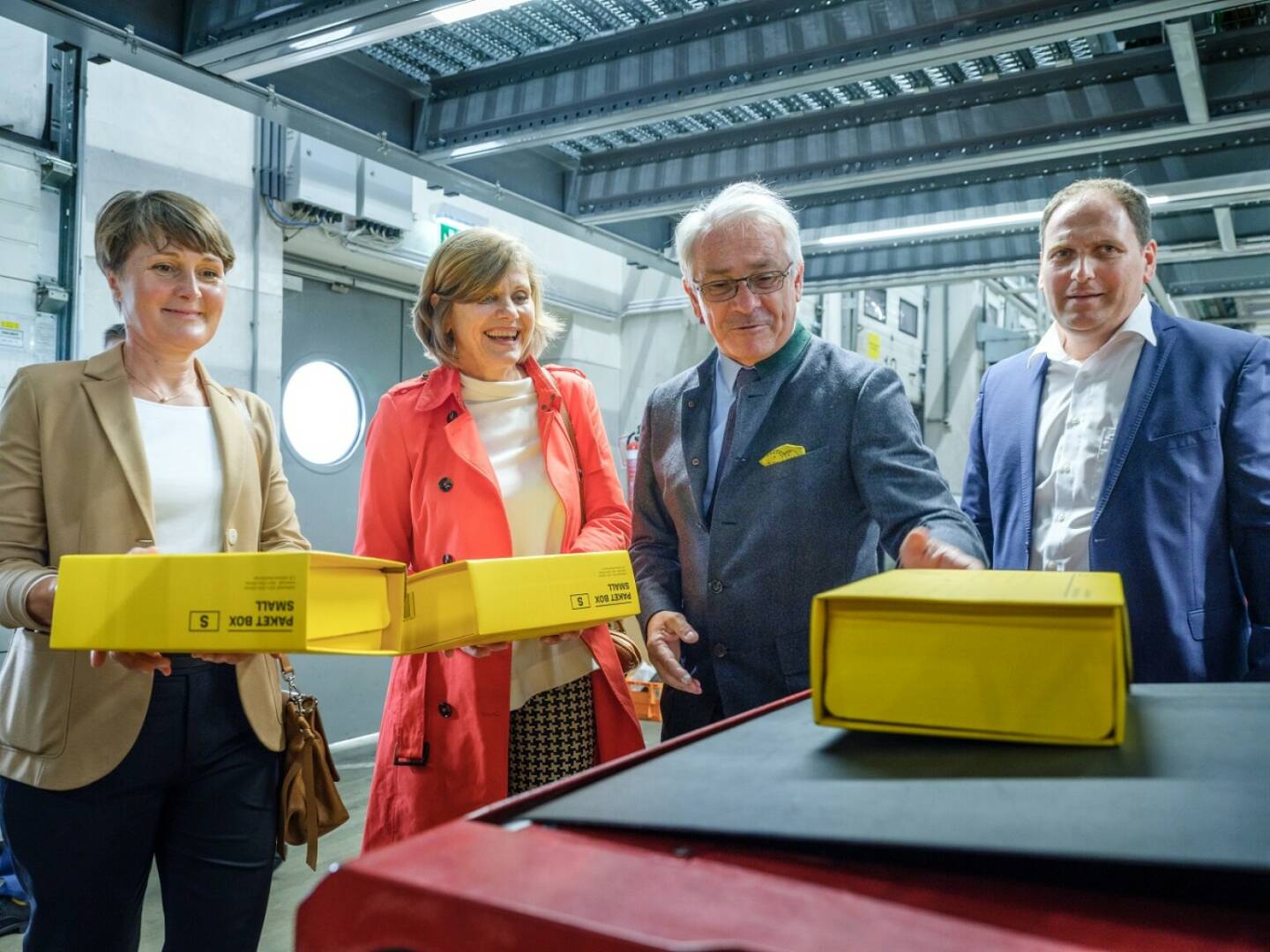 Post baut Logistikzentrum in Wolfurt aus: Bild (v.l.n.r.): Angelika Moosbrugger, Vizebürgermeisterin von Wolfurt, Barbara Schöbi-Fink, Landesstatthalterin Vorarlberg, Georg Pölzl, Generaldirektor der Österreichischen Post AG, und Tobias Nußbaumer, Produktionsleiter des Logistikzentrums Vorarlberg, Österreichische Post AG (© Österreichische Post AG)