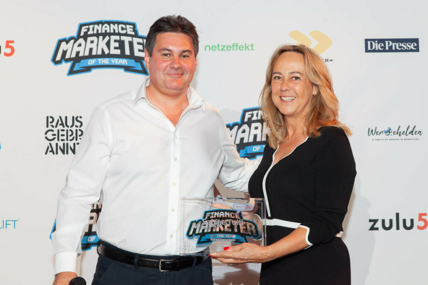 Wiener Städtische Versicherung AG: Sabine Toifl ist „Finance Marketer of the year”, im Bild: v.l. Schouckry Najem vom Kategoriensponsor willhaben und Sabine Toifl, Leitung Werbung und Sponsoring, Wiener Städtische; Fotocredit: MOMENTUM Wien