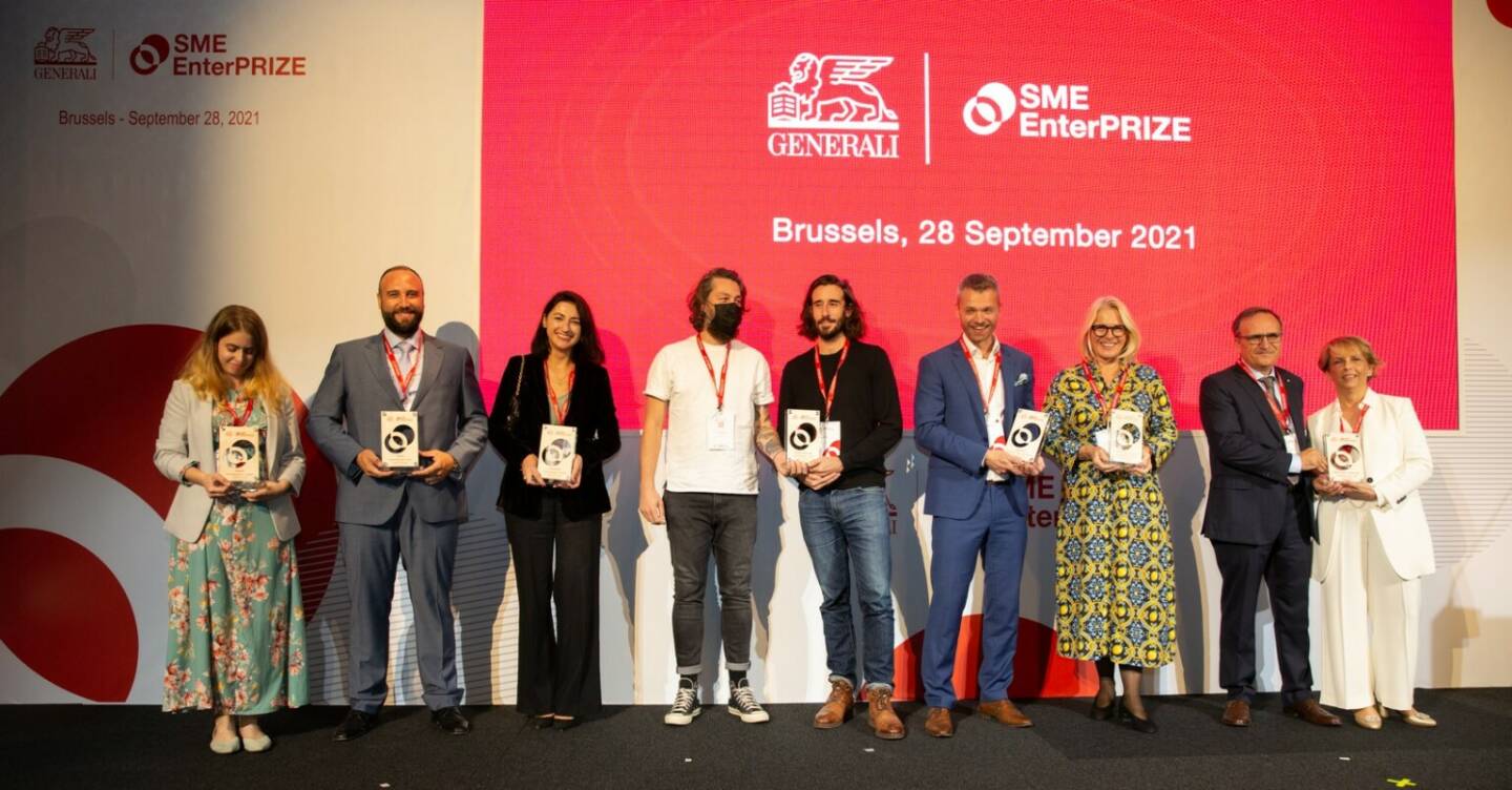 Internationale „Sustainabilty Heroes” bei der SME EnterPRIZE Award-Verleihung in Brüssel geehrt. Unter 6.000 Bewerbungen aus sieben europäischen Ländern setzte sich das Boutiquehotel Stadthalle aus Wien durch. Die Generali Sustainability Heroes aus sieben Ländern - darunter Michaela Reitterer aus Österreich (3.v.r.) - präsentieren stolz ihre Auszeichnungen.Credit: Generali