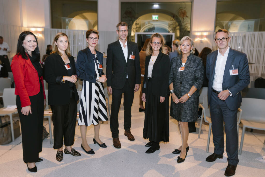 PwC Österreich x UN Women Austria: Neue Partnerschaft zur Förderung von Frauen gestartet, Foto: Sandra Straka, Katharina Kräftner, Olivia Stiedl, Herrmann Sporrer, Johanna Schaller, Helene Gressenbauer-Rösner und Rudolf Krickl (v. li.) diskutierten in der Wiener Labstelle darüber, welche Skills die Führungskräfte der Zukunft mitbringen müssen und welche Rolle Female Empowerment dabei spielt. Credit: PwC, © Aussender (30.09.2021) 