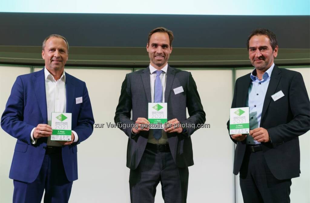 ZFA Award : Gewinner Jury-Gesamtpreis v.l.n.r. Frank Weingarts (onemarkets by HypoVereinsbank), Philipp Arnold (Raiffeisen Centrobank), Uwe Kolar (Erste Group) (01.10.2021) 