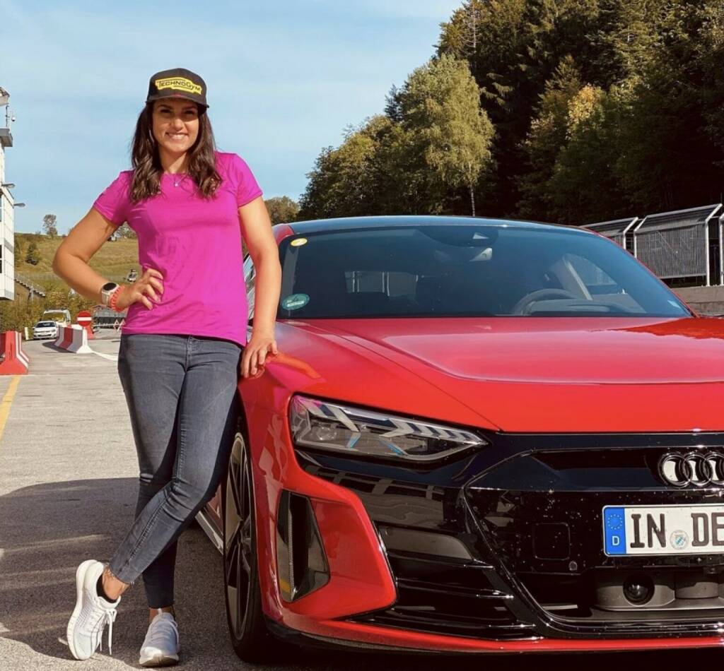 Stephanie Venier Audi
N I C E D A Y w/ @audi_aut 🚘 #audietronrsgt
————————————————————
#audi #salzburgring #happygirl #audiexperience #funtimed #glitterupyourlife
Von: https://www.instagram.com/p/CM9Rl0KMX6p/ (Stephanie Venier, Ski Alpin, http://www.sportgeschichte.at) (02.10.2021) 