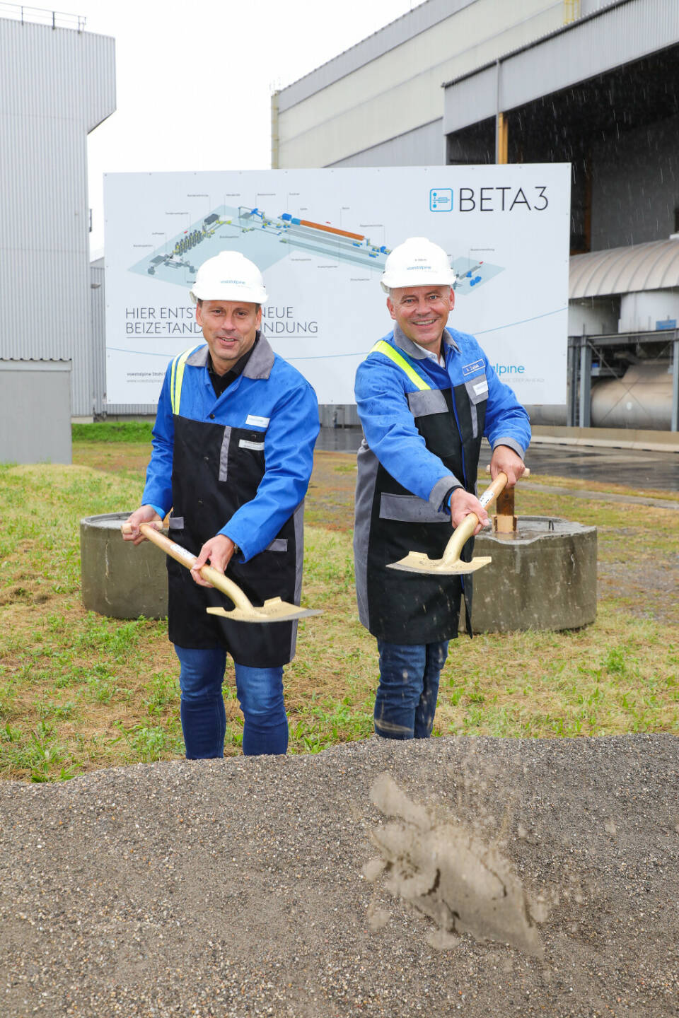 Spatenstich: Die voestalpine investiert 188 Millionen Euro in die Errichtung einer neuen integrierten Beize im Kaltwalzwerk 3 („BETA 3“) am Standort Linz. im Bild: v.l. Helmut Gruber, Vorstandsmitglied Steel Division; Hubert Zajicek, Vorstandsmitglied voestalpine AG und Leiter der Steel Division; Credit: voestalpine