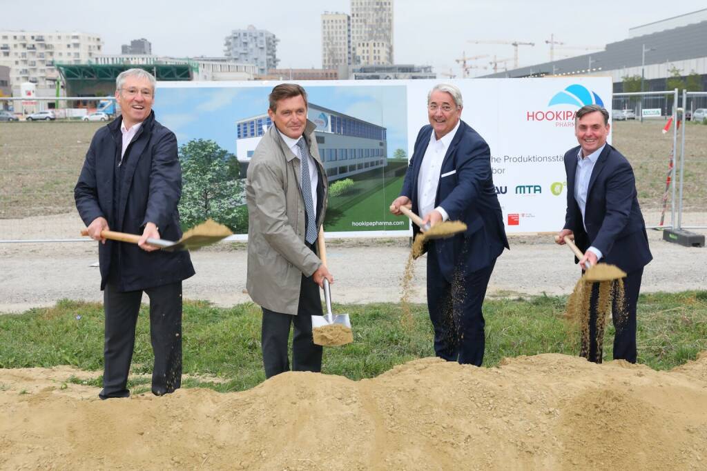 aspern Die Seestadt Wiens: Neuer Standort des Biotech-Unternehmens HOOKIPA in aspern Seestadt, v.l.n.r.: Spatenstich für HOOKIPA PLANT durch Gerhard Schuster (Vorstandsvorsitzender Wien 3420 aspern Development AG), Peter Hanke (Finanz- und Wirtschaftsstadtrat Wien), Ernst Nevrivy (Bezirksvorsteher Wien-Donaustadt), Roman Necina (CTO HOOKIPA Pharma); Fotocredit:aspern Die Seestadt Wiens, Wien 3420 AG /APA-Fotoservice/Schedl, © Aussender (06.10.2021) 