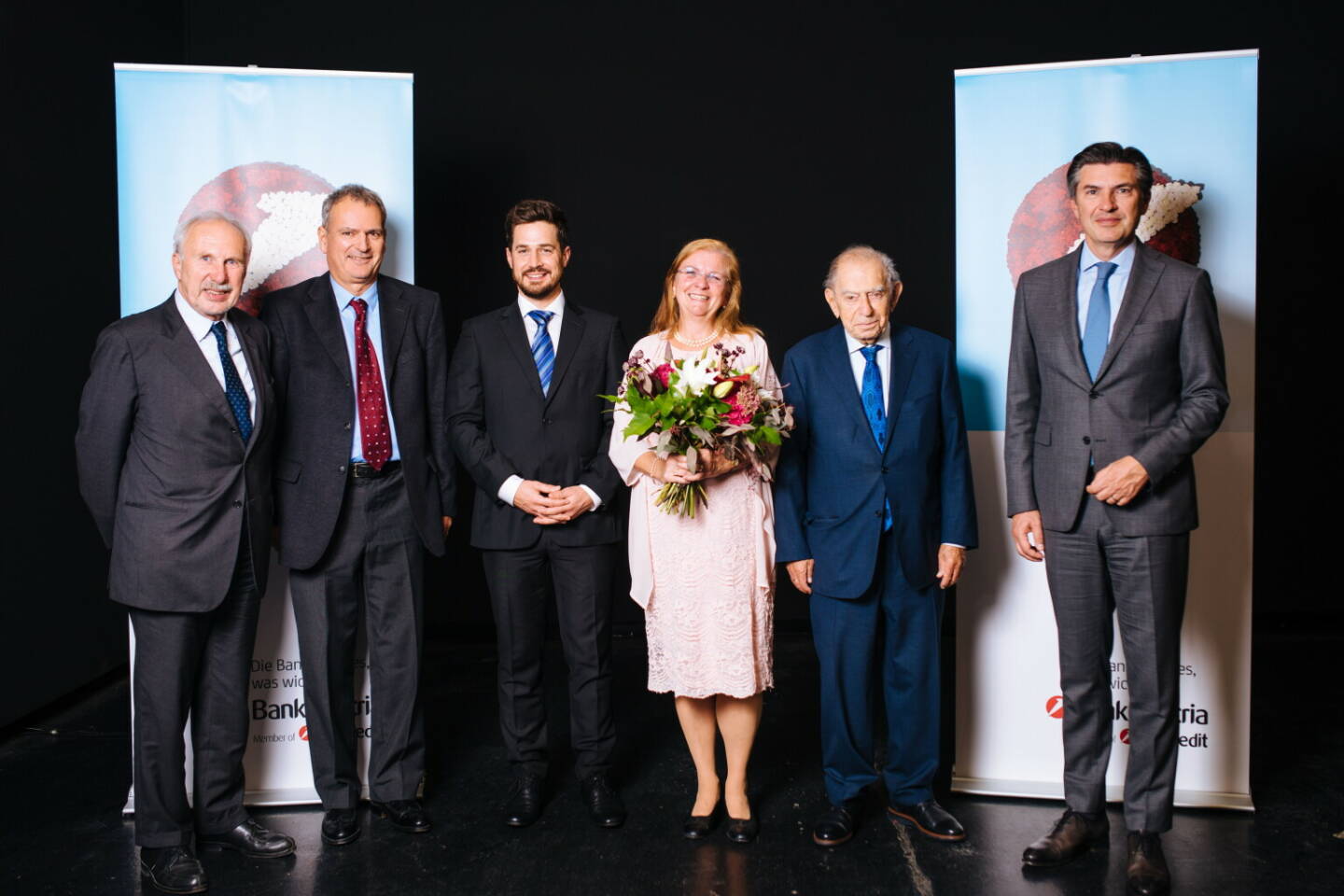 Prof. Horst Knapp-Preis wurde heuer zum 25. Mal verliehen; Foto: (v.l.n.r.) Juryvorsitzender Ewald Nowotny, früherer Gouverneur der Oesterreichischen Nationalbank; Manfred Schumi, Preisträger 2019; Kamil Kowalcze, Förderpreisträger 2020; Karina Bachlechner, Tochter von Prof. Horst Knapp; Prof. Paul Lendvai, Ehrenpreisträger 2020; Robert Zadrazil, Vorstandsvorsitzender der UniCredit Bank Austria; Credit: Unicredit Bank Austria