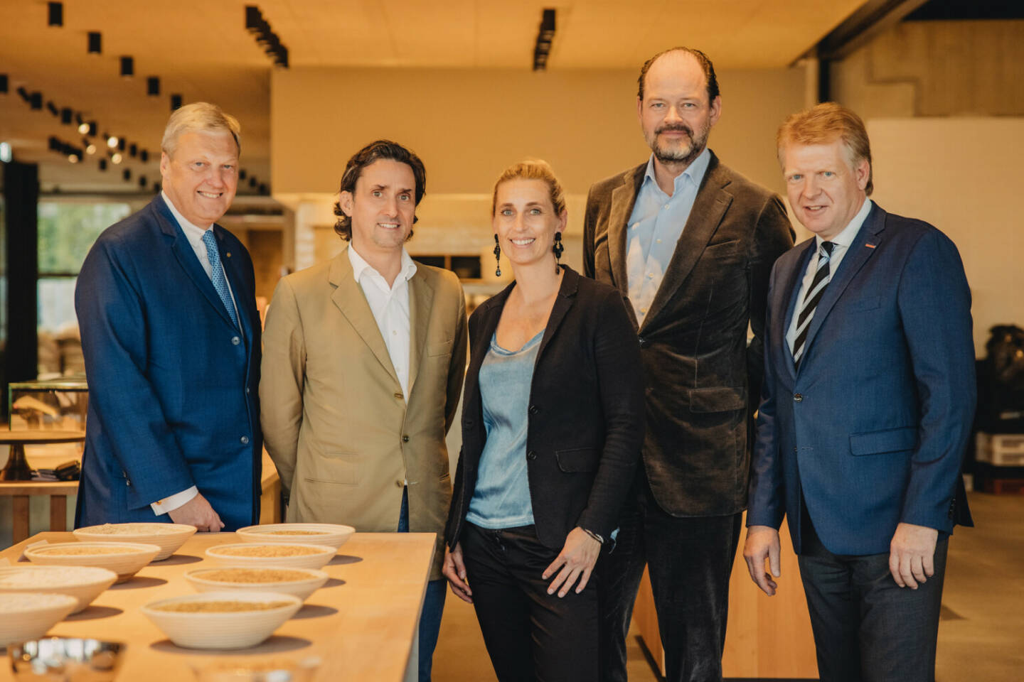 Die BKS Bank lud zu einem erlebnisreichen Ausflug in die Welt der Marke in Graz. V.l.n.r.: Nikolaus Juhász – Vorstandsmitglied BKS Bank, Martin und Barbara Auer, Markenexperte Klaus Dieter-Koch von BrandTrust, Manfred Geiger – Leiter BKS Bank-Direktion Steiermark. Foto: Fotografie Schrotter