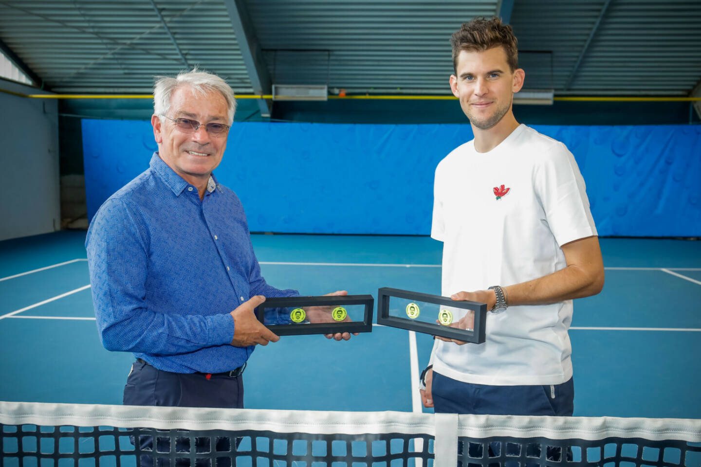 Österreichische Post AG: Rund, gelb und aus Filz: Tennisball-Briefmarke mit Dominic Thiem, Post-Generaldirektor DI Dr. Georg Pölzl hat Tennisprofi Dominic Thiem die ersten Exemplare seiner Sonderbriefmarke am Tennisplatz überreicht. Credit: Österreichische Post