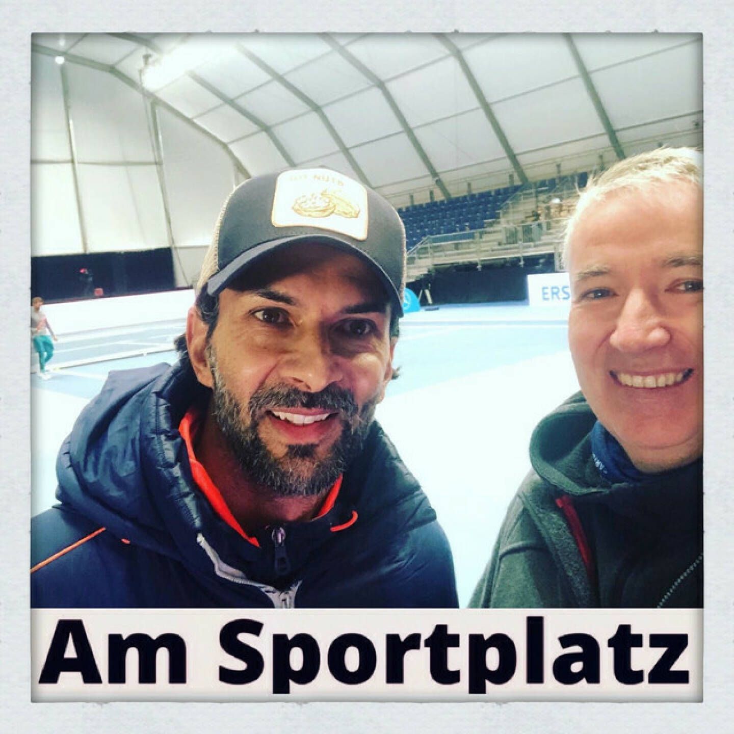 https://open.spotify.com/episode/1rVj5hCC55Yl5AH0pAY1BY
Am Sportplatz #24: Ein Reportage-Special bei Tennis2Go - Losgezogen, um die 24. Episode zu gestalten, ist der Podcaster und Journalist Fritz Hutter, weil im Rahmen der Erste Bank Open 2021 ein neuer, zusätzlicher Tennis-Court der ganz anderen Art präsentiert wurde – und damit ein neuartiger und hochspannender „Sportplatz“.Tennis2Go heißt die Devise am #glaubandich-Court in einer Mega-Zelthalle direkt am Wiener Eislaufverein unmittelbar neben dem Konzerthaus. Aus meiner Sicht leider (aber logischerweise) nur temporär kann man dort den Stars des ATP-500-Events, dessen Center Court ungebrochen in der Wiener Stadthalle liegt, während der Turnierwoche auch mitten in der Innenstadt aufs Racket schauen.Eben „to go“ kommt man einfach vorbei, löst um 10 Euro eine Zweistundenkarte oder um 20 ein Ganztagesticket und ist extrem hautnah dran am Geschehen. Trotzdem ist das Setting bei Tennis2Go doch deutlich luftiger als die kultige, besonders zu Pandemiezeiten aber doch immer zu dicht besetzte B-Halle der der StadthalleTurnierdirektor Herwig Straka hat mit seiner emotion Group damit aus Sicht des langjährigen Sportjournalisten, Trainers und Bewegungsfanatikers Fritz Hutter eine Idee mit großem Potenzial präsentiert. Und eine mit Vorbildwirkung auch für andere Veranstalter, welche etwa die Strahlkraft der Weltstadt Wien intensiver auf ihr Event wirken lassen, beziehungsweise niederschwellig neue Publikumsschichten gewinnen wollen. Gründe genug also für das allererste Reportage-Special von Am Sportplatz in dem auch ein ehemaliger Grandslam-Champion ausführlich zu Wort kommt.--------------------------------------Infos zu Tennis2Go und Wien so traditionsreichem ATP 500 Turnier unter www.erstebank-open.com-------------------------------------Produziert wurde dieser Podcast in der Content-Manufaktur von Fritz Hutter. Zur Info und bei Interesse an einer Zusammenarbeiten in Sachen Podcast, Redaktion, medialer Beratung oder auch Tennis-Coaching klicken Sie bitte auf www.fritzhutter.com 