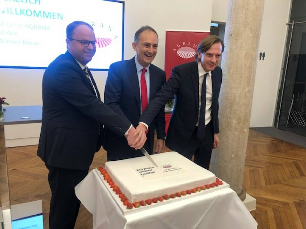 Agrana Vorstände: Norbert Harringer, Markus Mühleisen, Stephan Büttner beim Anschneiden der Torte (03.11.2021) 