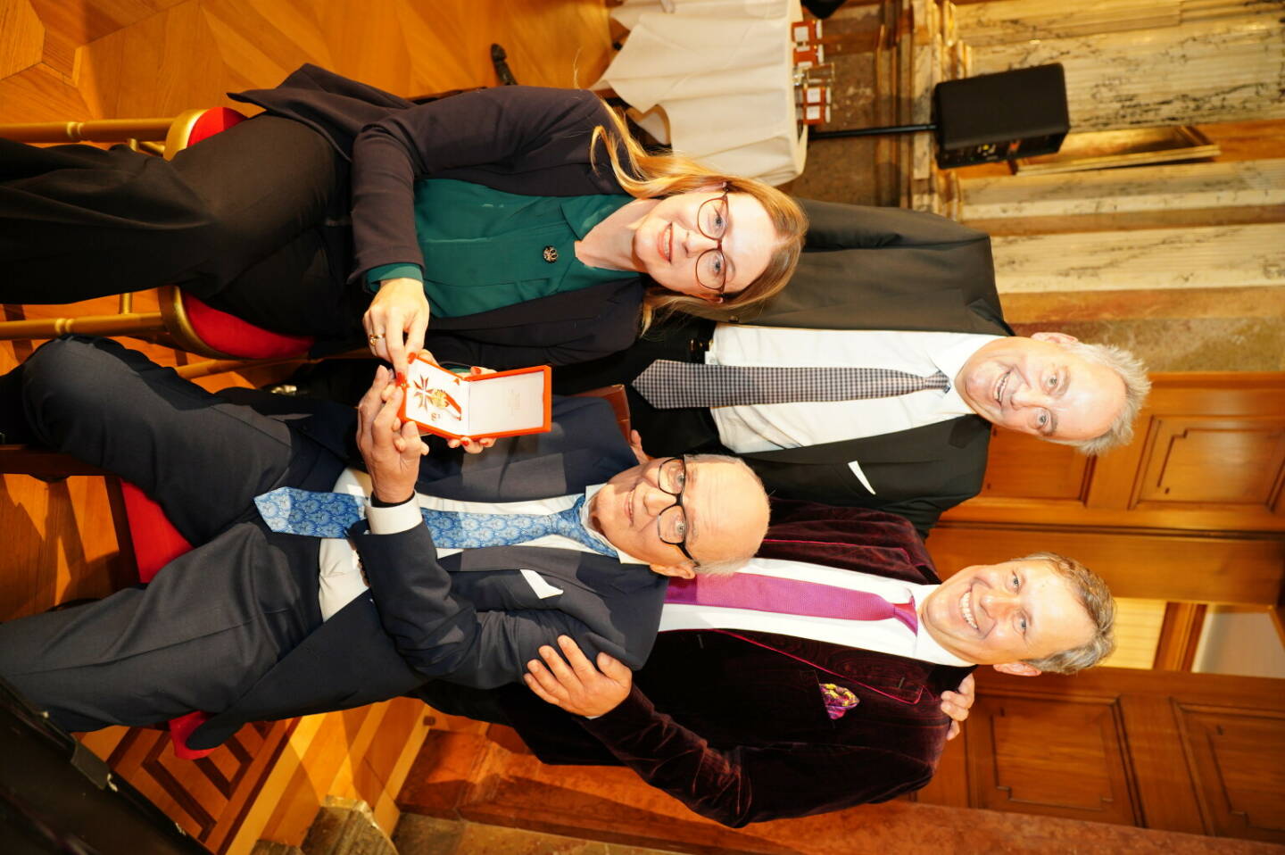 Ehrenzeichen für Verdienste um die Republik Österreich an Hans Staud verliehen. Bundesministerin Margarete Schramböck mit Hans Staud (unten), Laudator Karl-Heinz Johnen (CEO Zentis), Stefan Schauer (Geschäftsführer STAUD’S Wien); Fotocredit:Andreas Tischler / Vienna Press