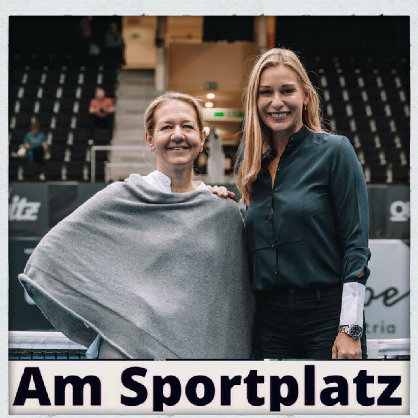 https://open.spotify.com/episode/57Vmc5H6bFMDY3crjXVlLv
Am Sportplatz #25: Mit Sandra Reichel & Babsi Schett beim Damentennis-Klassiker in Linz - Nach einer ersten Reportage-Folge von den kürzlich zu Ende gegangenen Erste Bank Open in Wien meldet sich Host Fritz Hutter diesmal schon wieder vom Tennis. Und zwar von einem Turnier, das noch mehr sein will und wohl auch kann, als ein sportlicher Wettstreit in einer echten Weltsportart.Das so traditionsreiche Upper Austria Ladies Linz ist seit 31 Jahren nicht aus dem Kalender der WTA wegzudenken und für Veranstalterin Sandra Reichel und ihre Turnierbotschafterin, Österreichs ehemalige Nummer 7 der Weltrangliste, Barbara Schett, nicht nur Business. Sie sehen die Chance, die längst fällige Gleichstellung Jahr für Jahr ein Stück weiter zu pushen. Am Sportplatz sprechen sie unter einigem anderen über die Vorbildwirkung für junge Frauen und Mädchen auf und neben dem Tennisplatz und die vielen, vom Upper Austria Ladies Linz initiierten und begleiteten Initiativen.Und zum Schluss liefert Babsi Schett noch eine Checklist für jene jungen Österreicherinnen, die davon träumen in die Fußstapfen von diesjährigen Linz-Stars wie der ehemaligen Ranglisten-Leaderin Simona Halep oder der 19-jährigen US-Open-Sensationssiegerin Emma Raducanu zu treten. Übrigens, Barbara Schett ist auch hier in Folge 16 von Am Sportplatz zu hören-------------------------------------Produziert wurde dieser Podcast in der Content-Manufaktur von Fritz Hutter. Zur Info und bei Interesse an einer Zusammenarbeiten in Sachen Podcast, Redaktion, medialer Beratung oder auch Tennis-Coaching klicken Sie bitte auf www.fritzhutter.com Weitere Podcast-Formate von und/oder mit Fritz Hutter:RausgehenFRC On AirThe Doc's TalkGrätzlcast-------------------------------------Foto: Upper Austria Ladies Linz/Alex Scheuber  