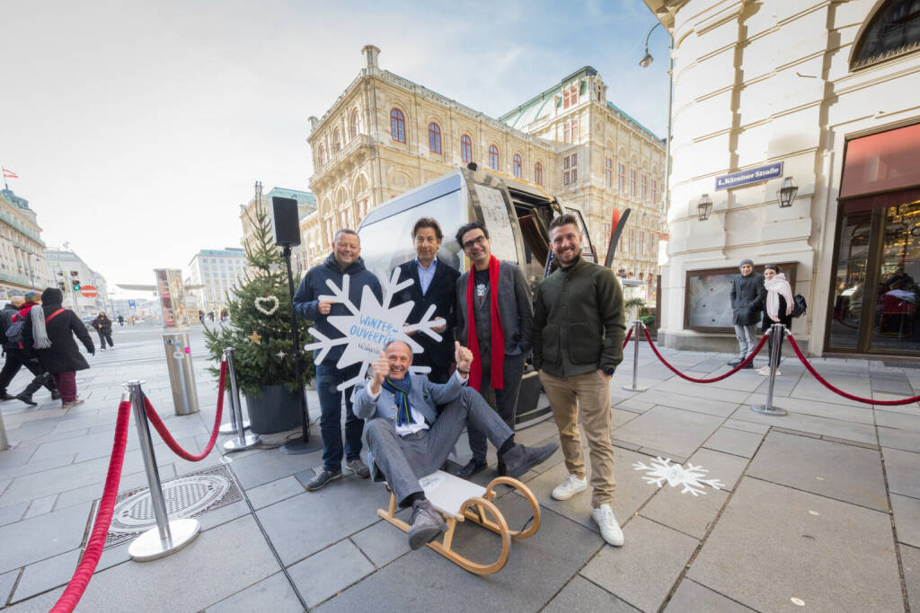 Marcel Hirscher und Rolando Villazón begeistern in Wien für Winterurlaub im SalzburgerLand, (v.l.) Wolfgang Hettegger (Vorstand Snow Space Salzburg), Matthias Winkler (Sacher Hotels), Rolando Villazón, Marcel Hirscher. Vorne: Leo Bauernberger (Geschäftsführer SalzburgerLand Tourismus); Credit: SalzburgerLand Tourismus, © Aussender (11.11.2021) 