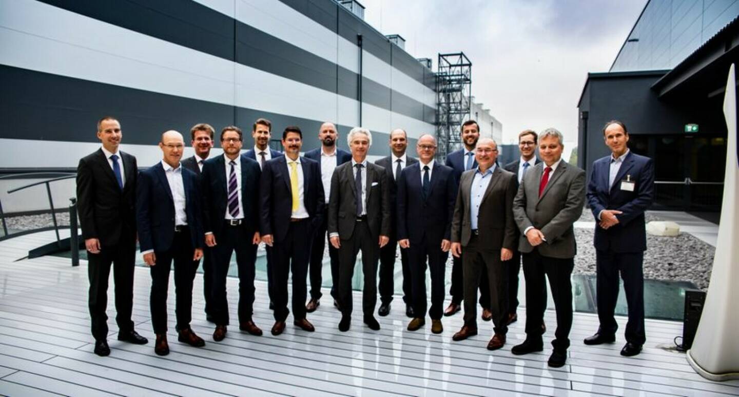 Andritz liefert neue Beizlinie für Aluminiumband an Amag Rolling GmbH - Amag Rolling und Andritz: Gruppenbild bei der Vertragsunterzeichnungszeremonie © AMAG Rolling