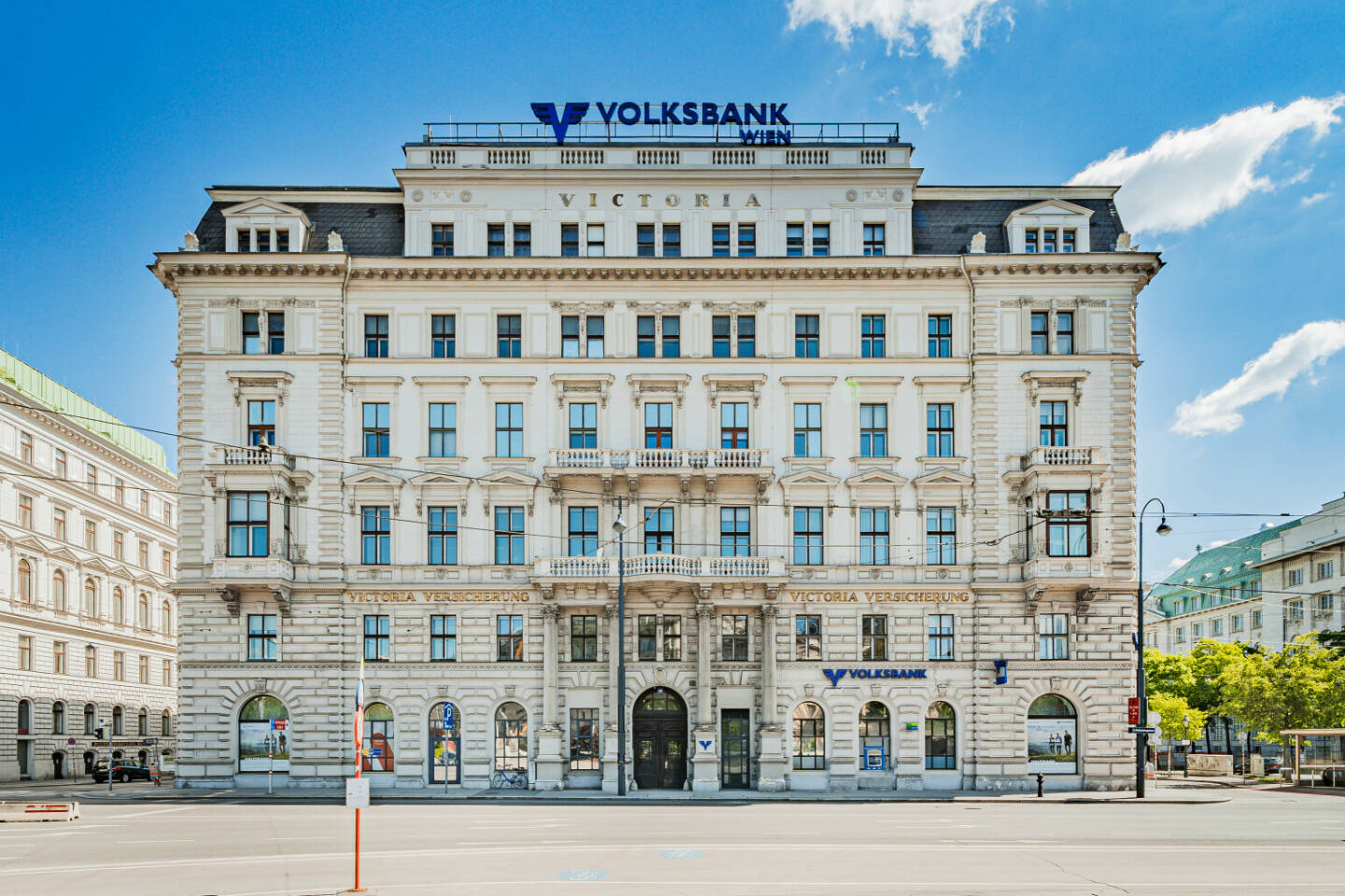 Die ERGO Versicherung verkaufte soeben erfolgreich ein historisches Büropalais am Wiener Schottenring an die Tochtergesellschaft einer österreichischen Privatstiftung. Das weithin sichtbare, dreiseitig freistehende Bauwerk aus 1870 präsentiert sich in exzellentem Zustand und verfügt über eine erweiterbare Fläche von rund 7.300 m². Das Büropalais stand im Eigentum der Versicherung und ist langfristig an namhafte Unternehmen vermietet. Fotocredit:Petar Uljarevic