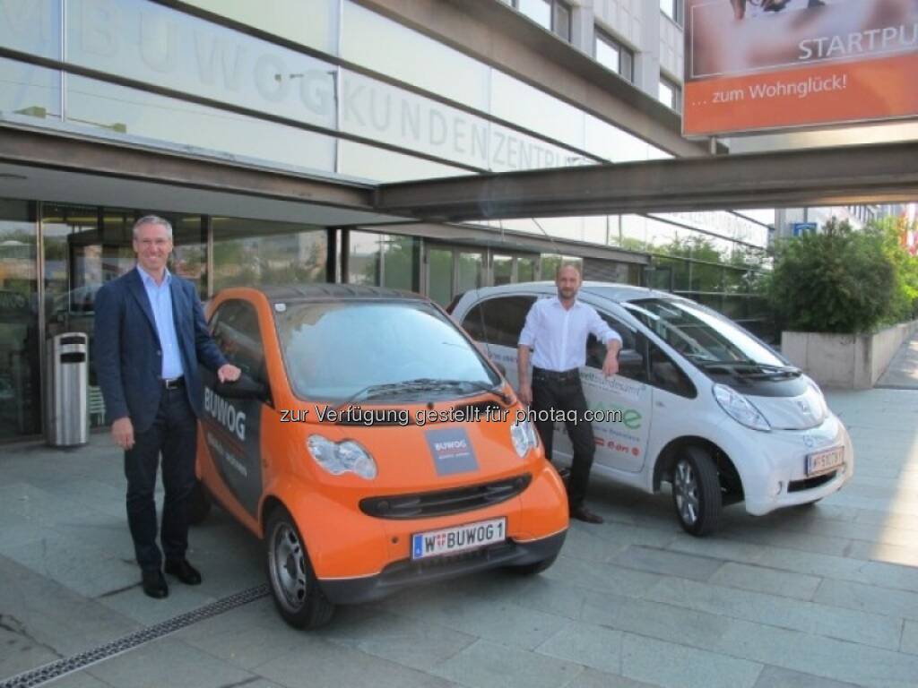 Gerhard Schuster (Geschäftsleitung Bewog) und Michael Herbek (Energiemanager der Bewog) mit Elektro-Fahrzeugen - mehr unter http://blog.immofinanz.com/de/2013/08/16/was-sich-die-buwog-bis-2020-vorgenommen-hat/ (16.08.2013) 