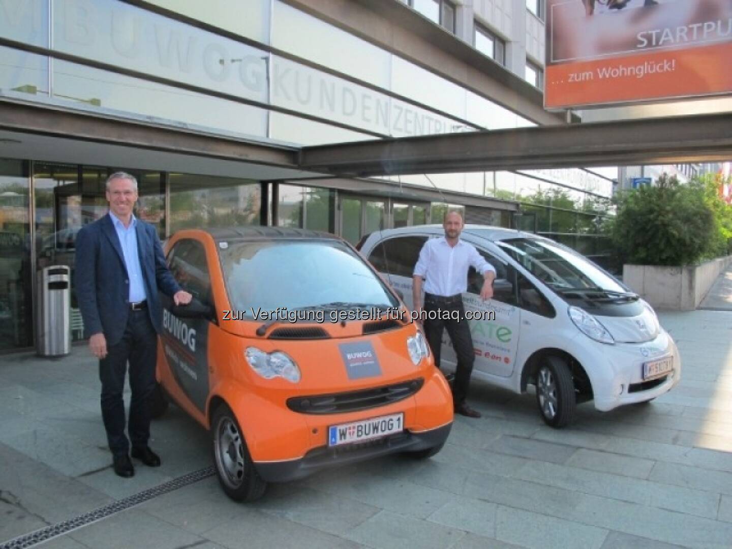 Gerhard Schuster (Geschäftsleitung Bewog) und Michael Herbek (Energiemanager der Bewog) mit Elektro-Fahrzeugen - mehr unter http://blog.immofinanz.com/de/2013/08/16/was-sich-die-buwog-bis-2020-vorgenommen-hat/