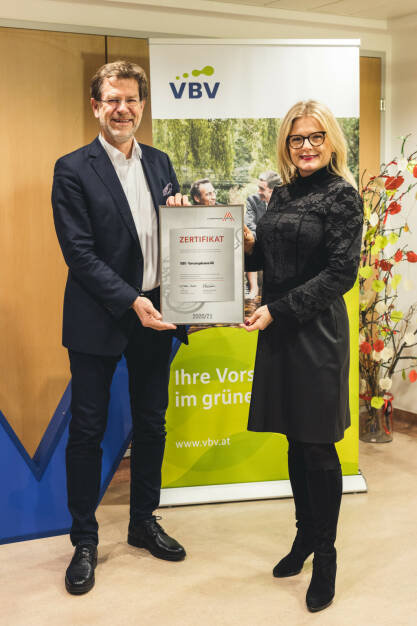 Leitbetriebe Austria hat die VBV - Vorsorgekasse AG als österreichischer Leitbetrieb zertifiziert: Foto: Andreas Zakostelsky (CEO VBV - Vorsorgekasse) und Monica Rintersbacher (Geschäftsführerin Leitbetriebe Austria)
Copyright: Aaron Jiang Photography, © Aussendung (23.11.2021) 