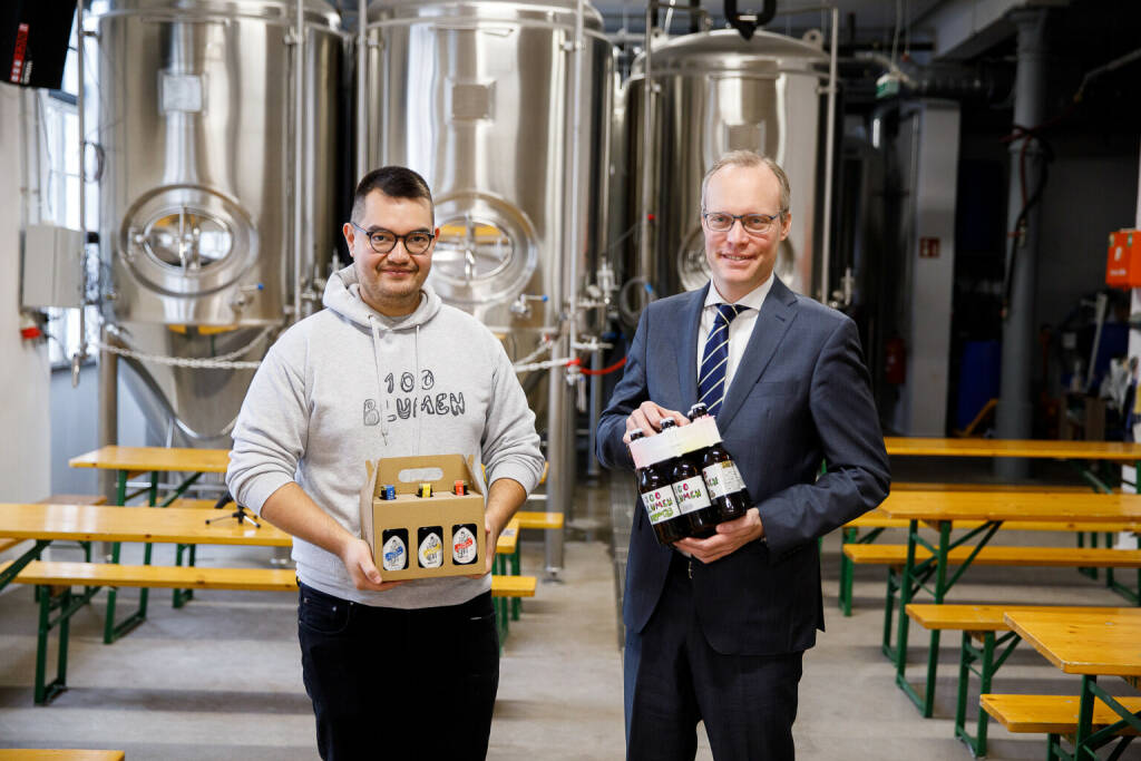 Wirtschaftskammer Wien: WK Wien: Förderungen sichern den Wirtschaftsstandort Wien, Alexander Forstinger, Geschäftsführer der 100 Blumen Brauerei (links im Bild, rechts Standortanwalt Alexander Biach), konnte mittels Förderungen der Wirtschaftsagentur Wien seinen Betrieb ausbauen und diesen nun auch Hobby-Brauern zur Verfügung stellen. Credit: Florian Wieser, © Aussender (25.11.2021) 