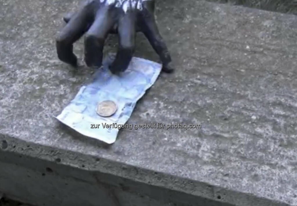 Der Griff nach dem Geld, Gier - ein Still aus https://vimeo.com/68766520 von Julie Böhm (17.08.2013) 