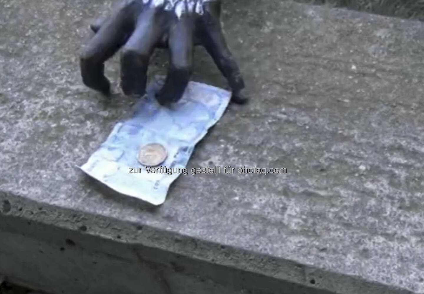 Der Griff nach dem Geld, Gier - ein Still aus https://vimeo.com/68766520 von Julie Böhm