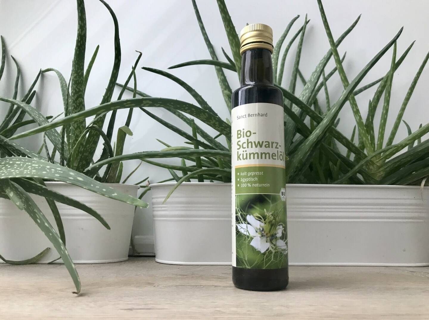 Schwarzkümmelöl wurde mir schon länger als Wunderwaffe für das Immunsystem empfohlen. Dank der vielen essentieller Fettsäuren kann Schwarzkümmelöl auch bei Akne, Schuppenflechte und Neurodermitis helfen, stets ein Läuferthema. Haarkuren mit Schwarzkümmelöl kräftigen das Haar und verleihen ihm Glanz. Das liegt an den im Öl enthaltenen (Pro)Vitaminen Beta-Carotin, Biotin und Folsäure. Mein Lieblings-Schwarzkümmelöl ist das hier:  https://www.kraeuterhaus.de/de-DE/produkte/bio-schwarzkuemmeloel-pur
  (Tür 1 im Lieblingssachen-Adventkalender 2021 )