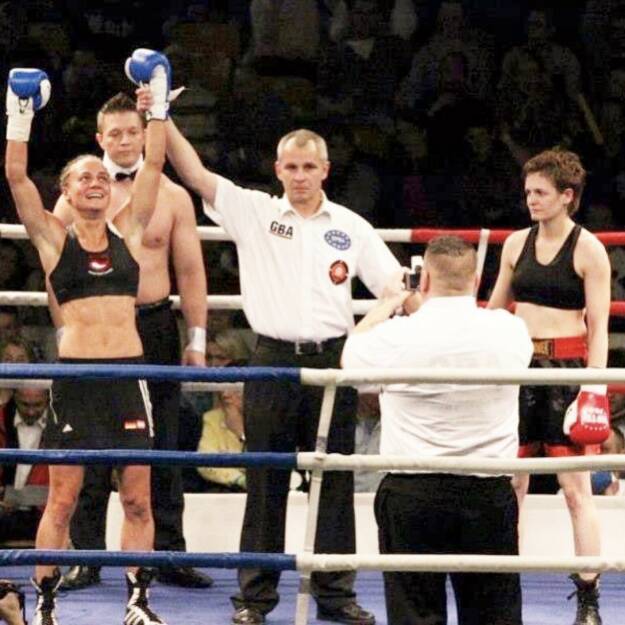 Heute vor 10 Jahren hatte ich meinen allerersten Profi Boxkampf auf der Dessauer Boxnacht. Enrico Schnurre hat mir sogar einen Ringboy für diesen Tag besorgt (der Herr hinter mir) 😀. Ich war mega aufgeregt- so wie bei meinem allerersten Amateurkampf! Dirk Dzemski und René Friese habe mich damals super betreut und mit Enrico Schnurre dafür gesorgt, dass ich mein Profi Debüt in wunderschöner Erinnerung habe😊 Ich hoffe, dass bald wieder die Fäuste fliegen werden!
Photo: Leipzig Seiten
#nicolewesner #boxing #boxinggirl #memories #debut @dirkdzemski #renefriese @enricoschnurre #dessauerboxnacht #erinnerungen
Von: https://www.instagram.com/nicole_wesner_official/ http://www.nicolewesner.com  http://www.sportgeschichte.at (01.12.2021) 