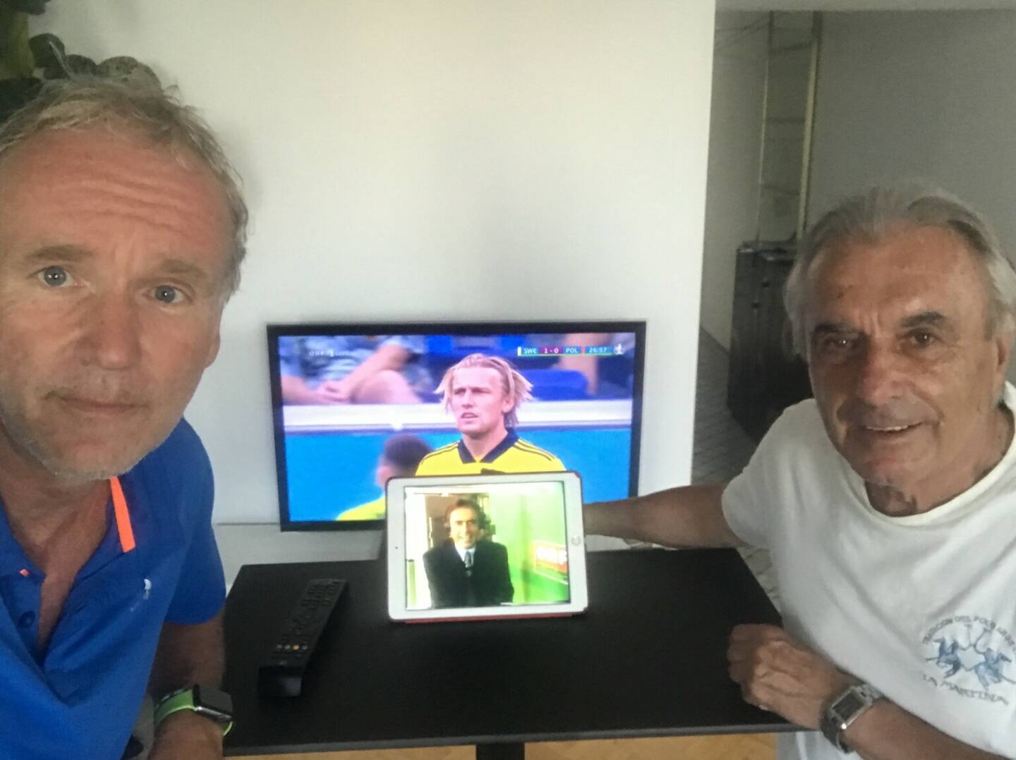 Finnischer Edelsupport beim Schweeeeden-Match:  Warum es mit Hans Huber und den Schweden eine ganz besondere Bewandtnis hat, kann man leicht nachgoogeln. Das Youtube-Ergebnis (siehe hier mein iPad) ist Sportgeschichte. Klar, dass ich während der Euro im Sommer mit Sport Woche Co. Hans auch ein „Schweeeeden-Match“  geschaut habe. Als Pult diente mein höhenverstellbarer Lieblingsfinne: http://www.selkastore.fi  (Tür 4 im Lieblingssachen-Adventkalender 2021 )
