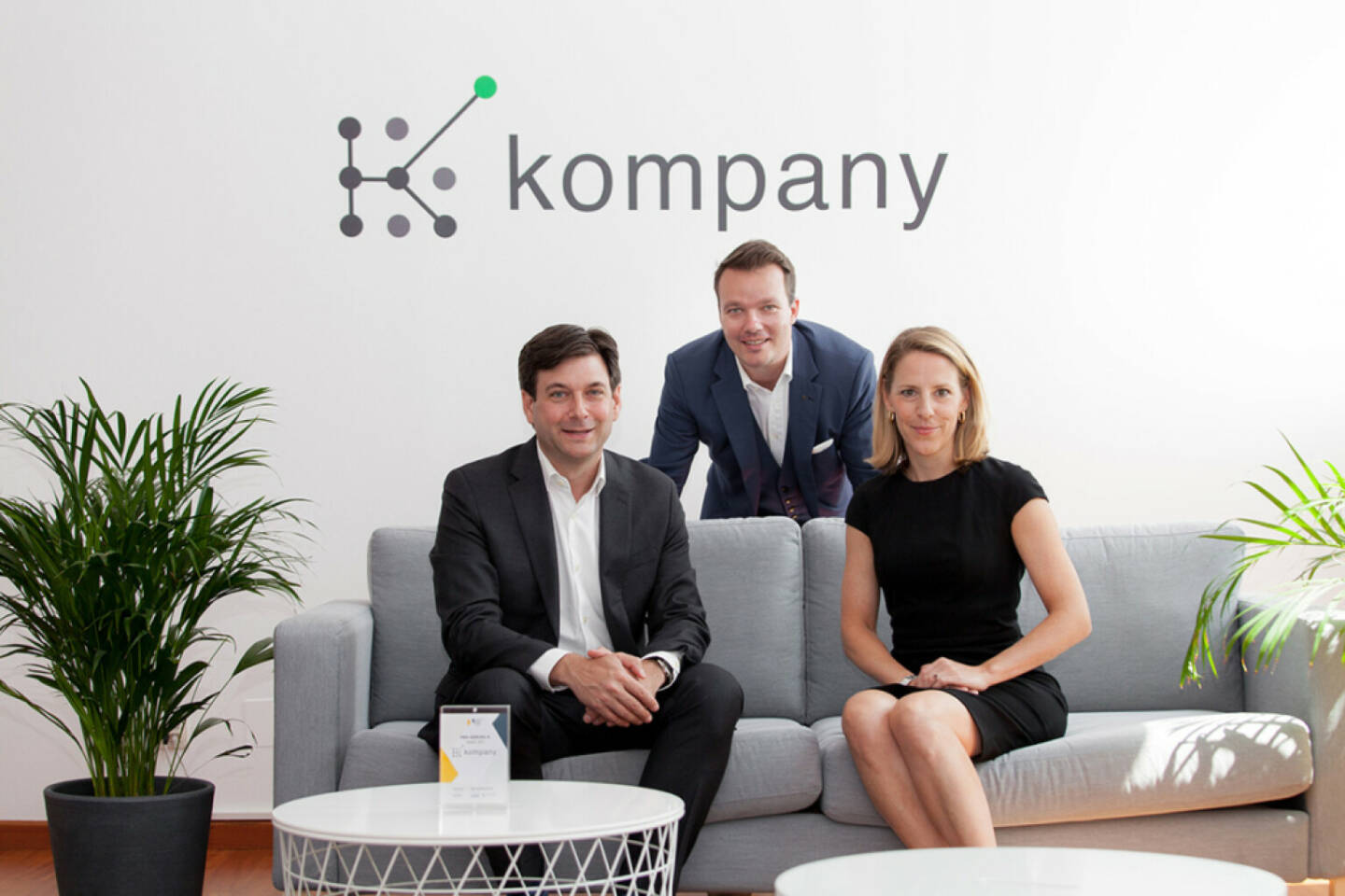 Erfolgreicher Exit für European Super Angels Club: Moody’s kauft österreichische 360kompany AG, Managing Partner von Venionaire Ventures Baurek-Karlic mit Gründern von 360kompany AG, Johanna Konrad und Russell E. Perry, Fotocredit:skyrocketx