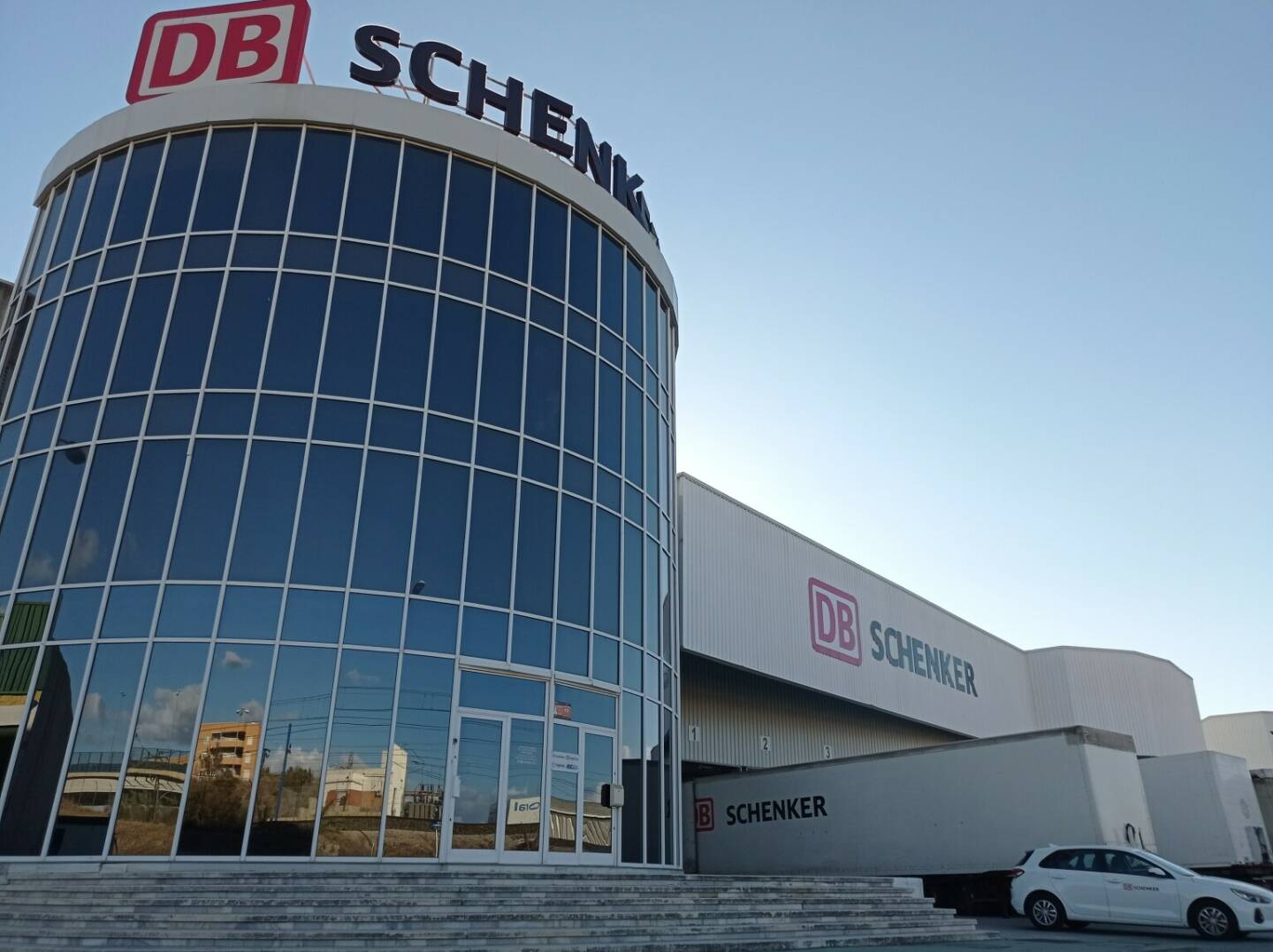 Der Logistikdienstleister DB Schenker gab die Übernahme des gesamten Aktienkapitals von Grupo Loserco und Transportes Santos Campos bekannt, zwei führenden Unternehmen im Landverkehr in Andalusien und Valencia, Spanien. Fotocredit:DB Schenker