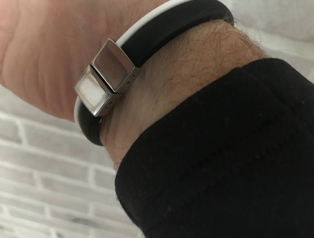 Mein steter Begleiter, um konzentrierter, ruhiger und trotzdem aktiver agieren zu können,beim Sport wie auch bei der Arbeit - dem Bernstein sei Dank: http://www.balanceband.com  (Tür 8 im Lieblingssachen-Adventkalender 2021)  (08.12.2021) 