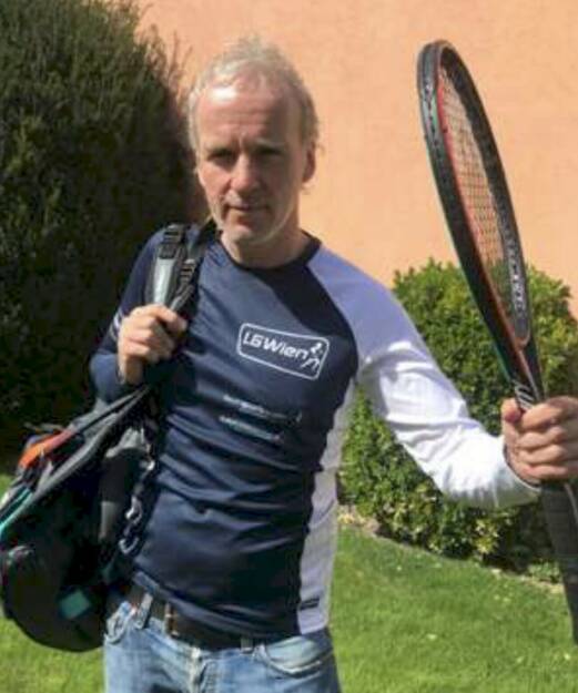 Als Ex-Head-Crack (in den 80ern & 90ern des alten Jahrtausends) gehe ich es nun ebenfalls mit dem Head Gravity wieder an. https://www.head.com/de_AT/ten-nis/racquets/tour.html (Tür 13 im Lieblingssachen-Adventkalender 2021) (13.12.2021) 