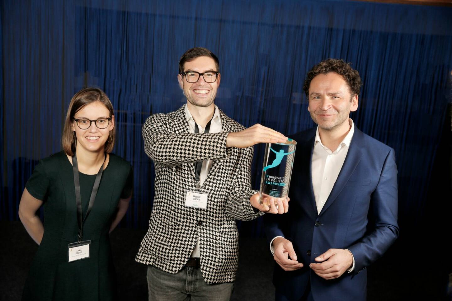 Der diesjährige Gewinner des Innovation in Politics Awards in der Kategorie Wirtschaft, v. l. n. r.: Laura Giesen, Awards Manager Innovation in Politics Institute, Frederik Fischer, Managing Director Neulandia UG und Edward Strasser, Geschäftsführer Innovation in Politics Institute, Fotocredit:Innovation in Politics Institute / Robert Blombäck