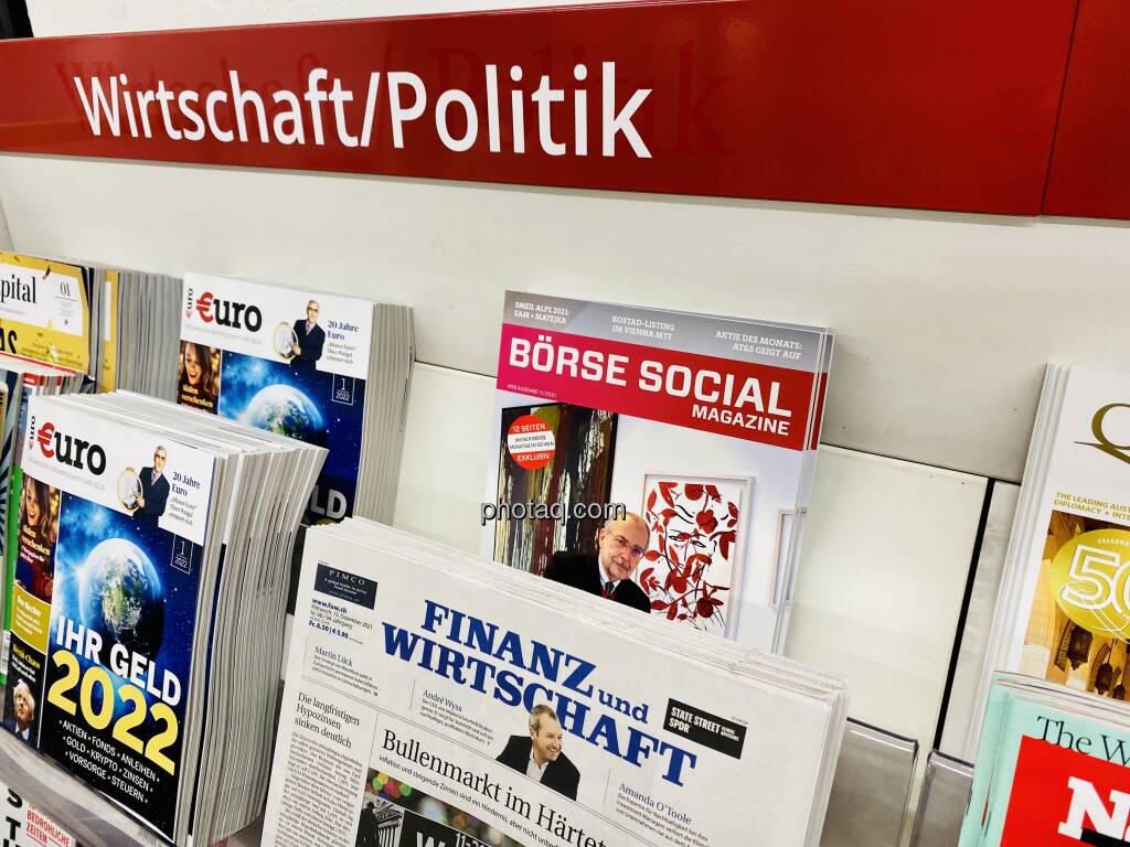 Börse Social Magazine #59, Kiosk, Morawa, Storytelling statt nackter Zahlen - Wie be.public-Eigentümer Manfred Waldenmair die Finanzberichterstattung ins Zentrum eines Sustainable Storytellings stellen wird. - http://boerse-social.com/magazine, © photaq.com (16.12.2021) 