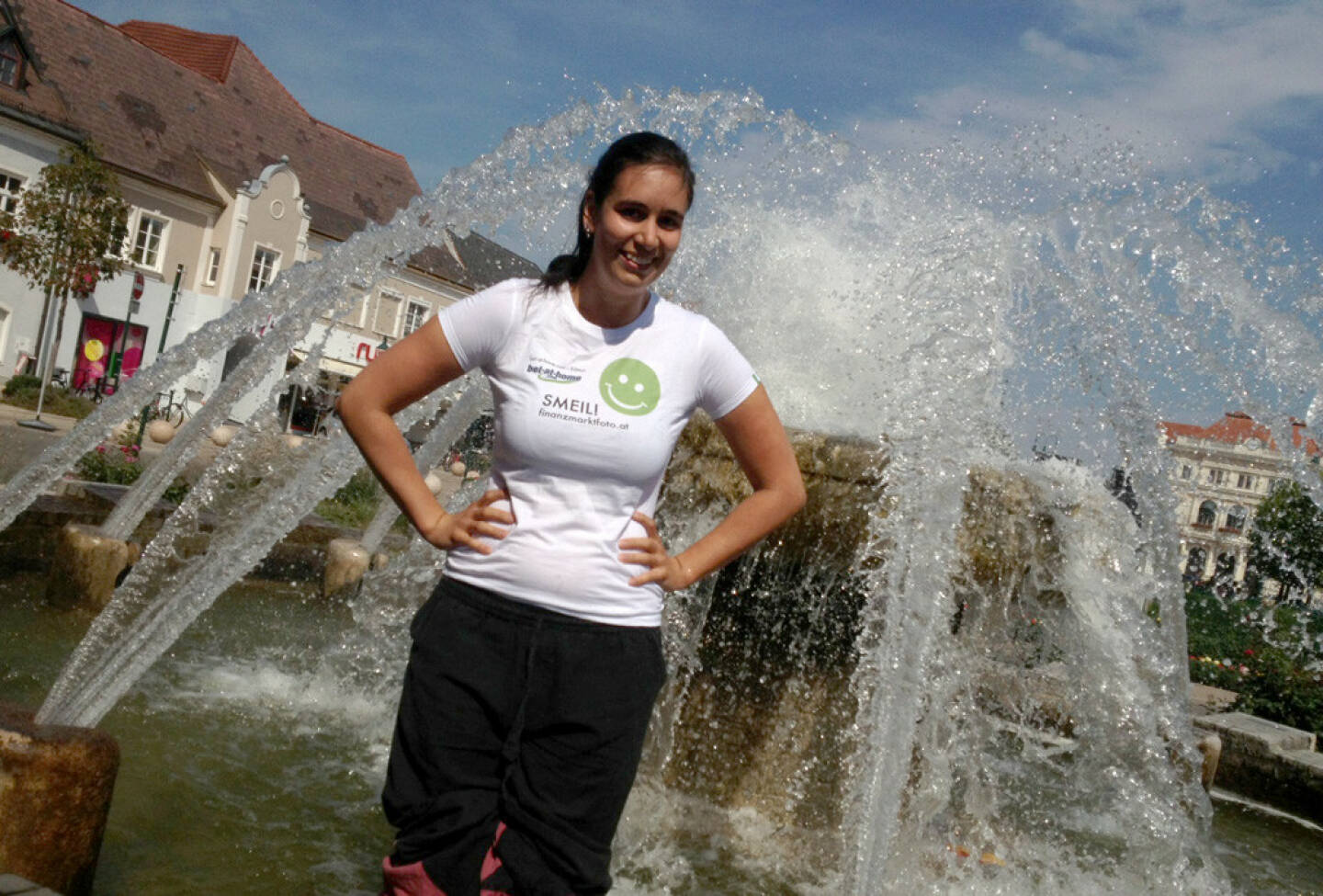 Brunnen Smeil! - Fotografin Michaela Mejta (www.mejta-arts.at) beim Abkühlen, Shirt in der bet at home edition