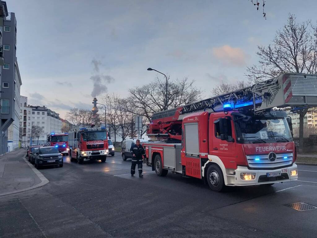 Rosenbauer Fahrzeuge direkt vor unserem Office auf der Spittellauer Lände, aber falscher Alarm irgendwo (10.01.2022) 